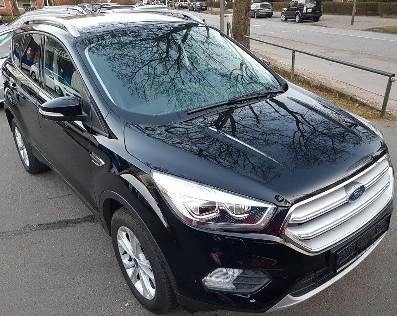Ford Kuga Titanium 1,5i Klima SHZ Navi Bi-Xenon LMF17 Schwarz - 1