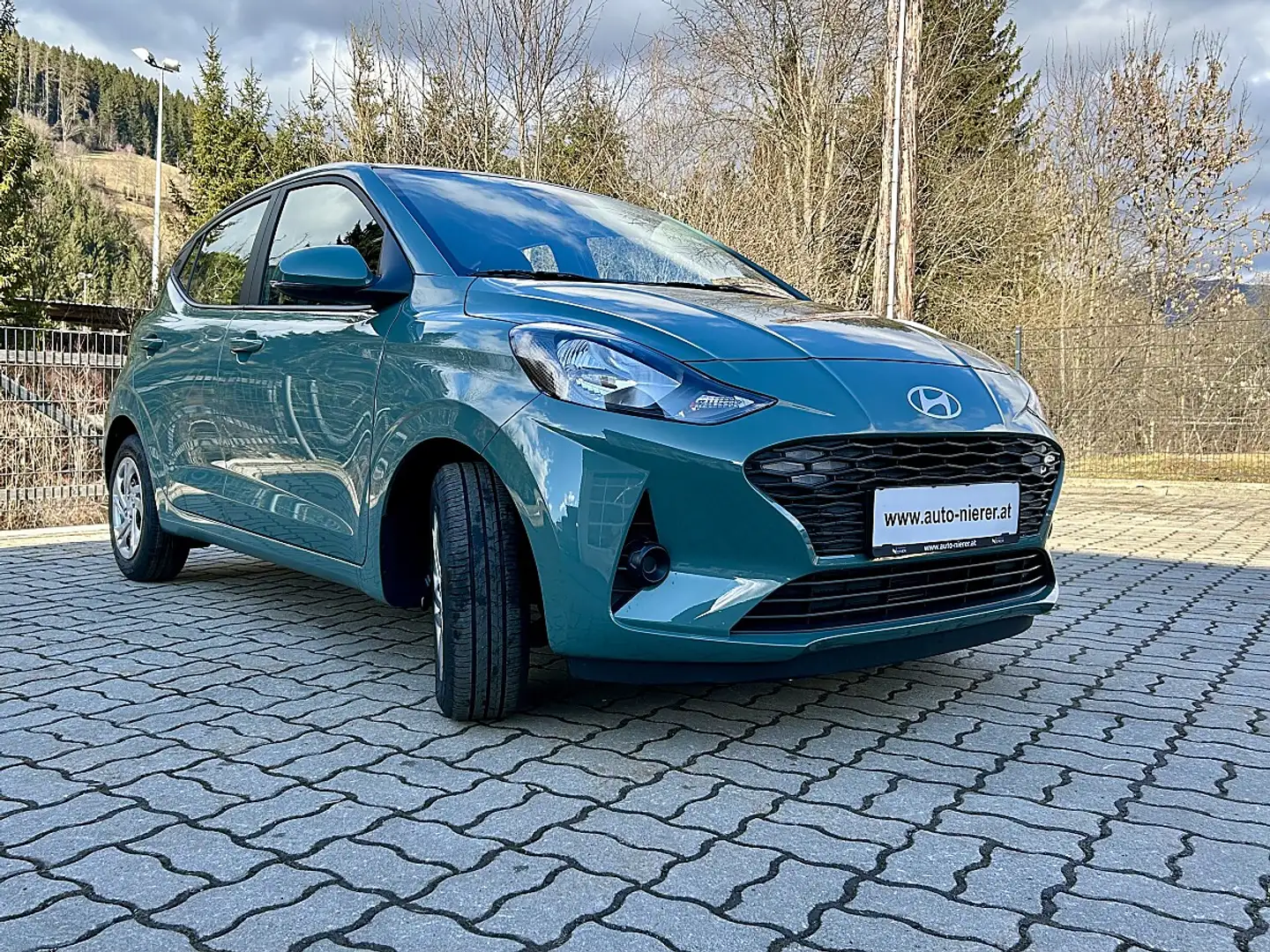Hyundai i10 1,0 Jubile Grün - 1