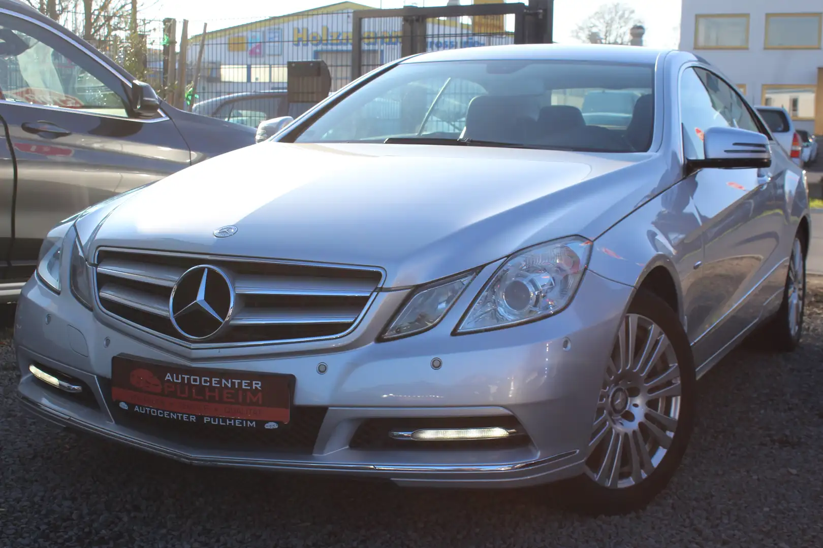 Mercedes-Benz E 200 E 200 COUPE°NAVI°STZHG°TÜV NEU°LED Grau - 1