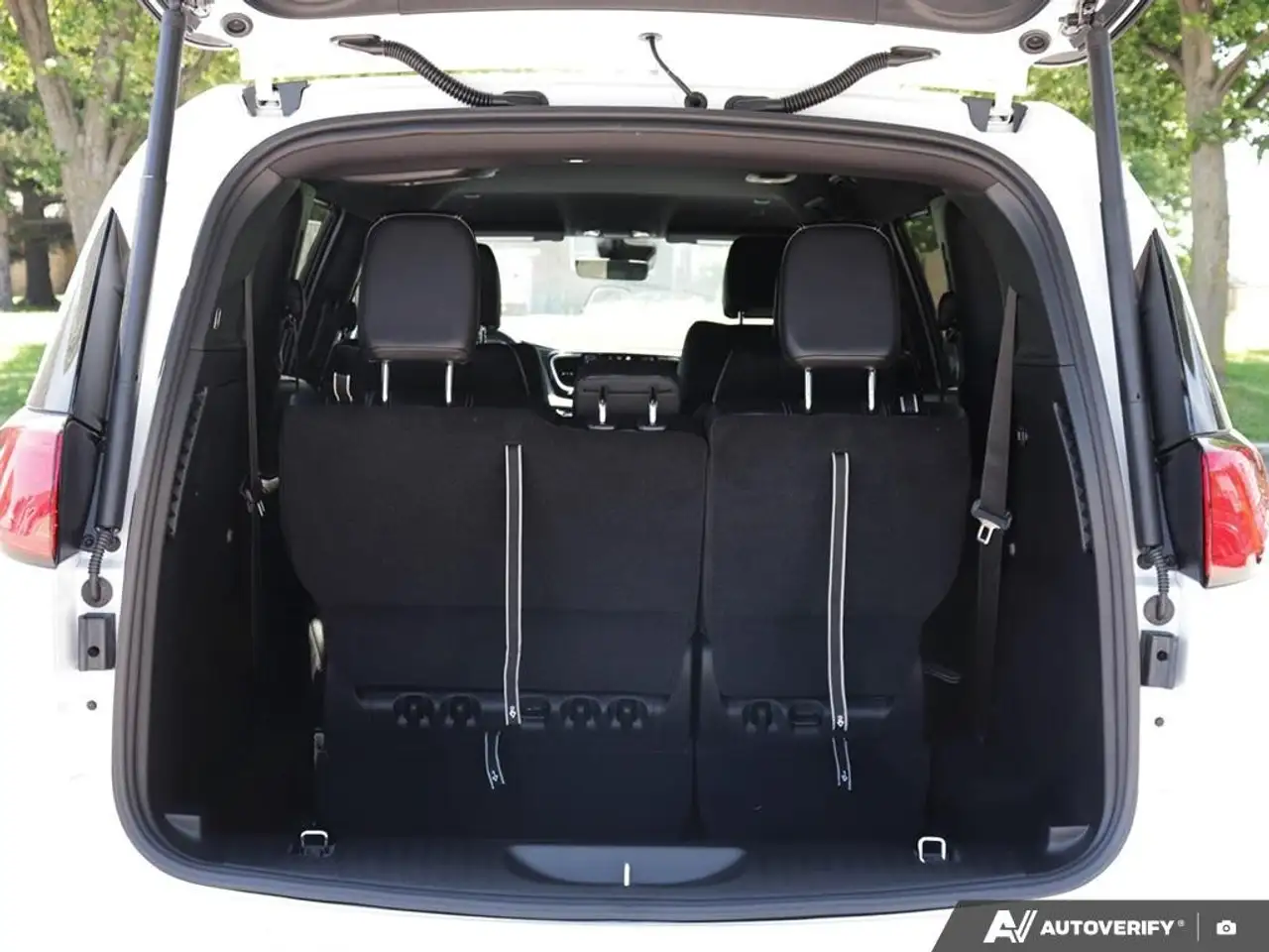 Chrysler Grand Caravan снимка Chrysler Grand Caravan