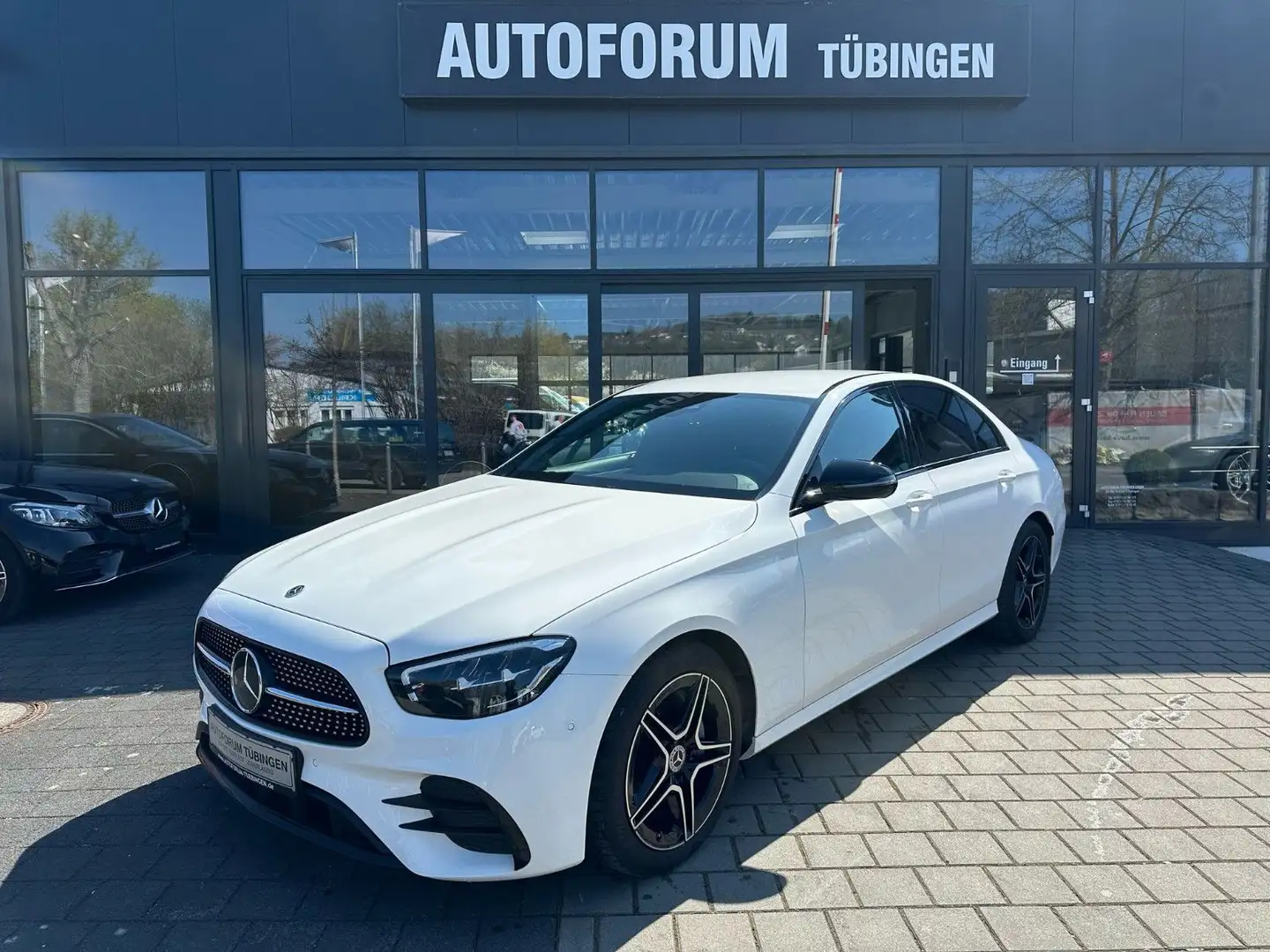 Mercedes-Benz E 220 d Autom. AMG-LINE*NIGHT*DISTR*KAMERA*NAVI* Weiß - 1