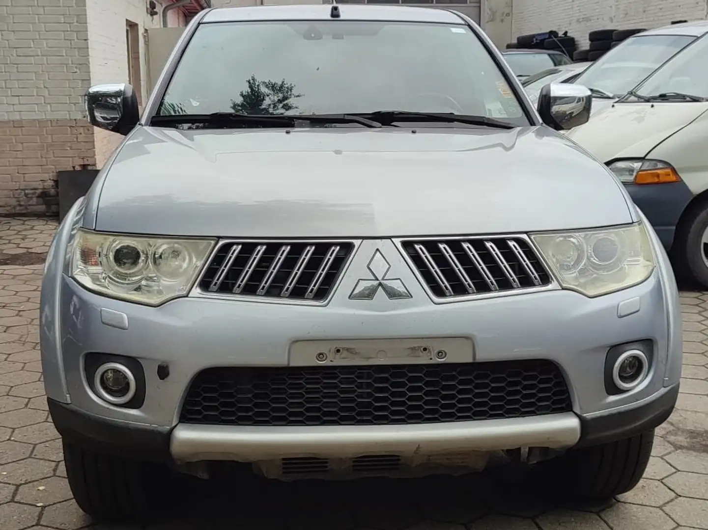 Mitsubishi L200 Mitsubishi L200 4 Doors Automatic Plateado - 1