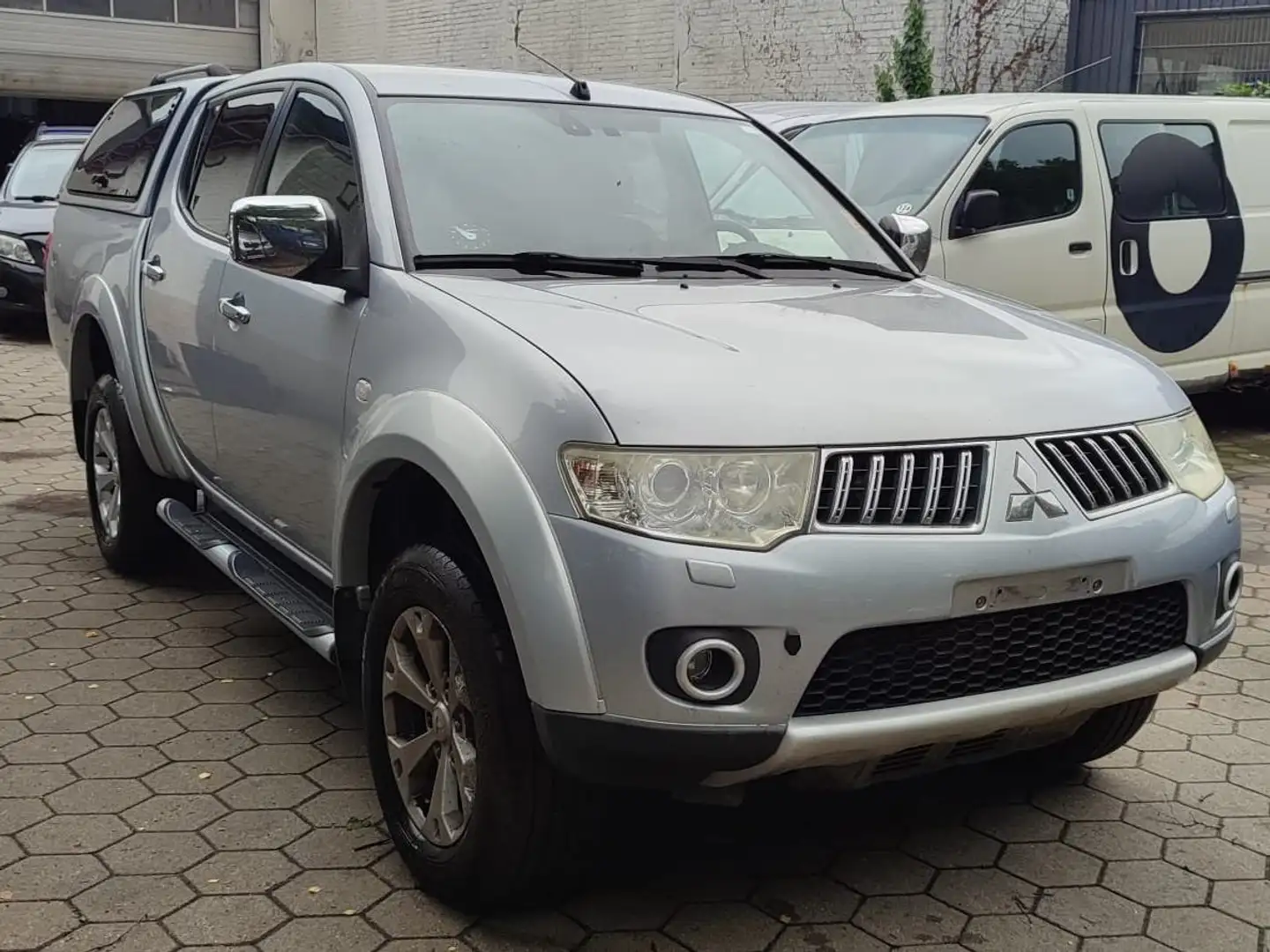 Mitsubishi L200 Mitsubishi L200 4 Doors Automatic Plateado - 2