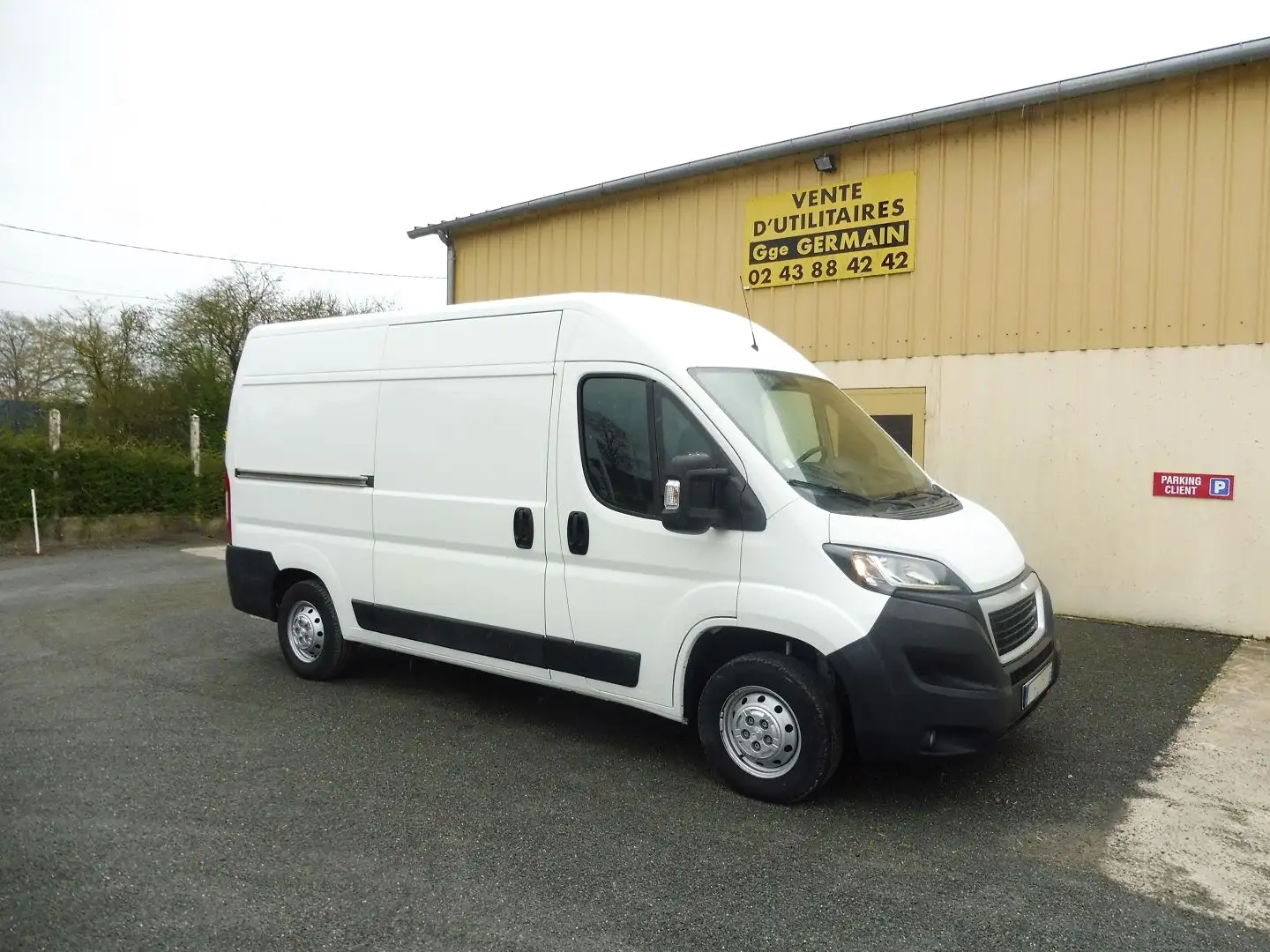 Peugeot Boxer 330 L2H2 2.2 BLUEHDI S\u0026S 120CH PRO Blanc - 1