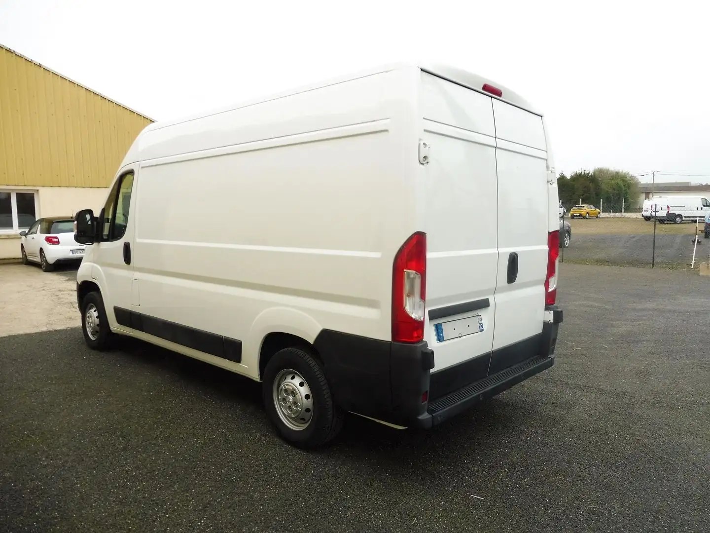 Peugeot Boxer 330 L2H2 2.2 BLUEHDI S\u0026S 120CH PRO Blanc - 2