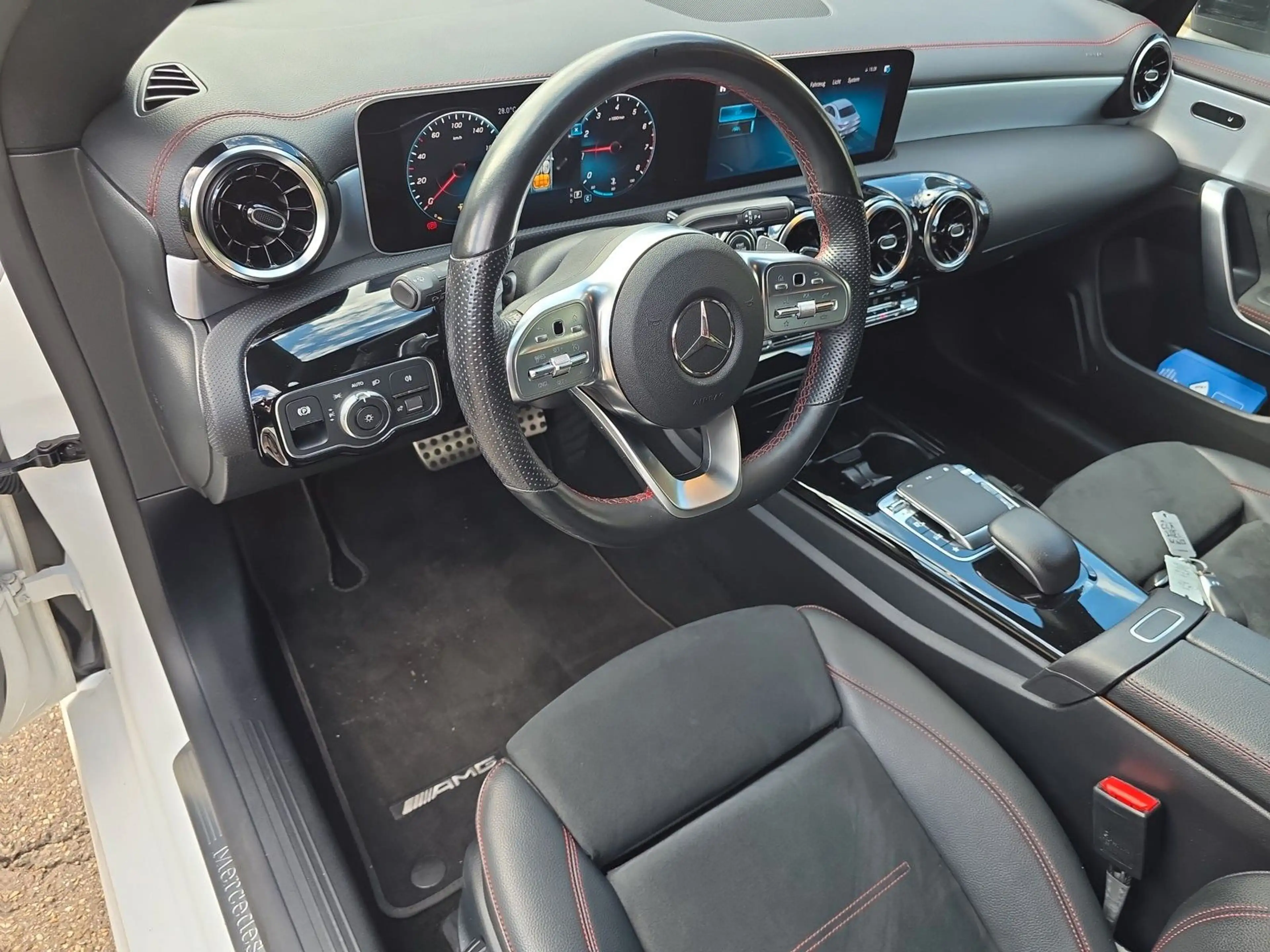 Mercedes-Benz CLA 220 4Matic AMG LINE — photo 9