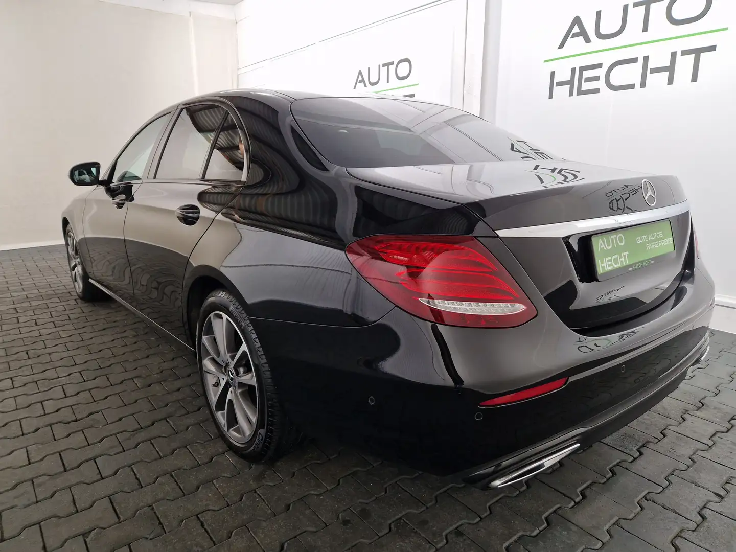 Mercedes-Benz E 220 d Avantgarde Schiebedach, LED, Kamera, DAB Zwart - 2