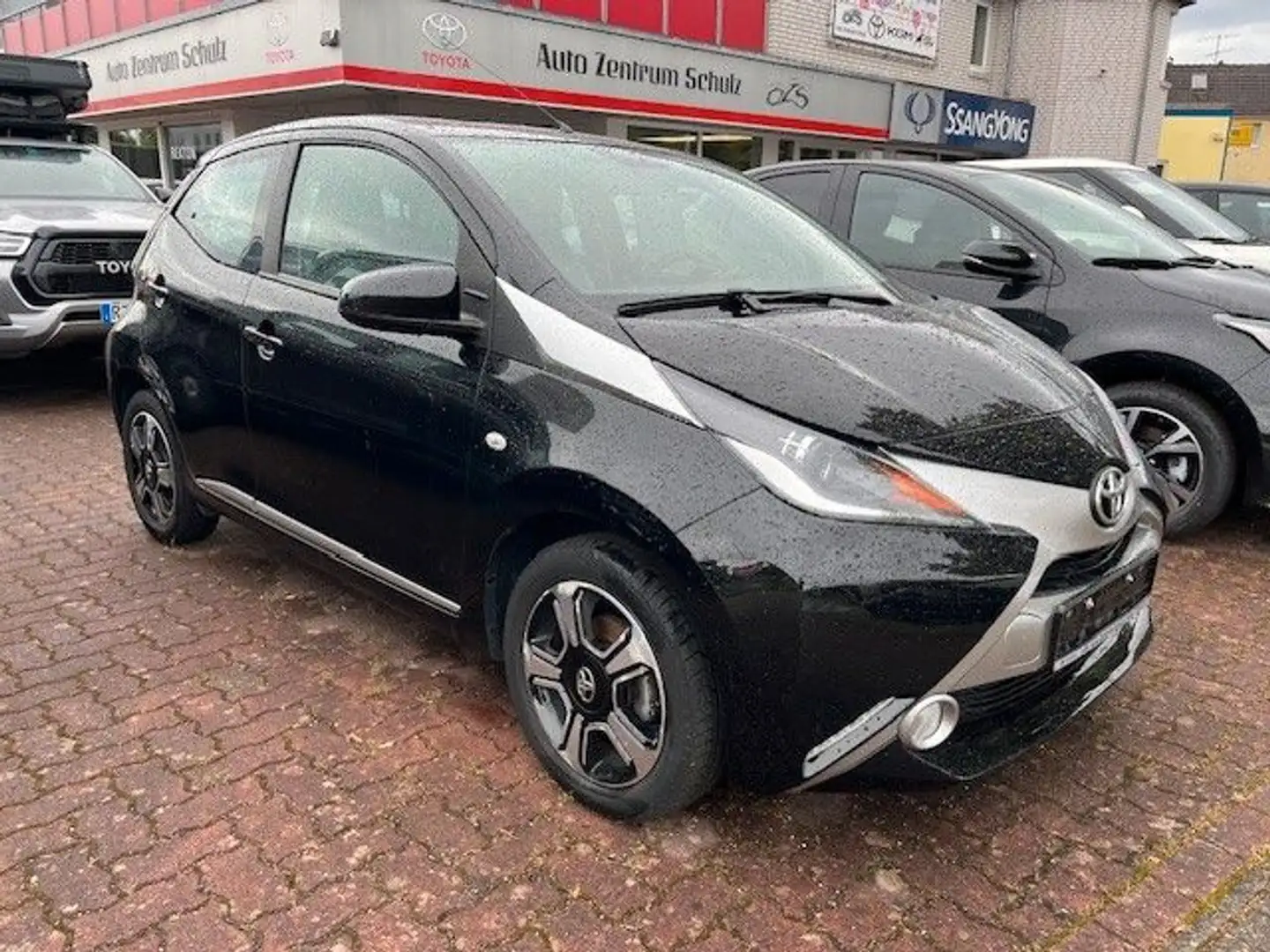 Toyota AYGO 1,0 X-CLUSIV, GARANTIE BIS 2029 Schwarz - 1