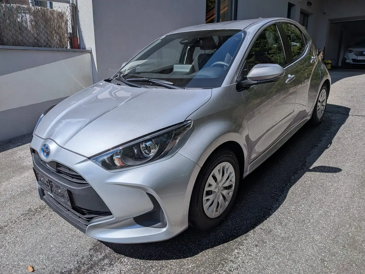 Toyota Yaris Toyota Yaris 1,5 VVT-iE Active Hybrid Automatik Limousine Silber - 1