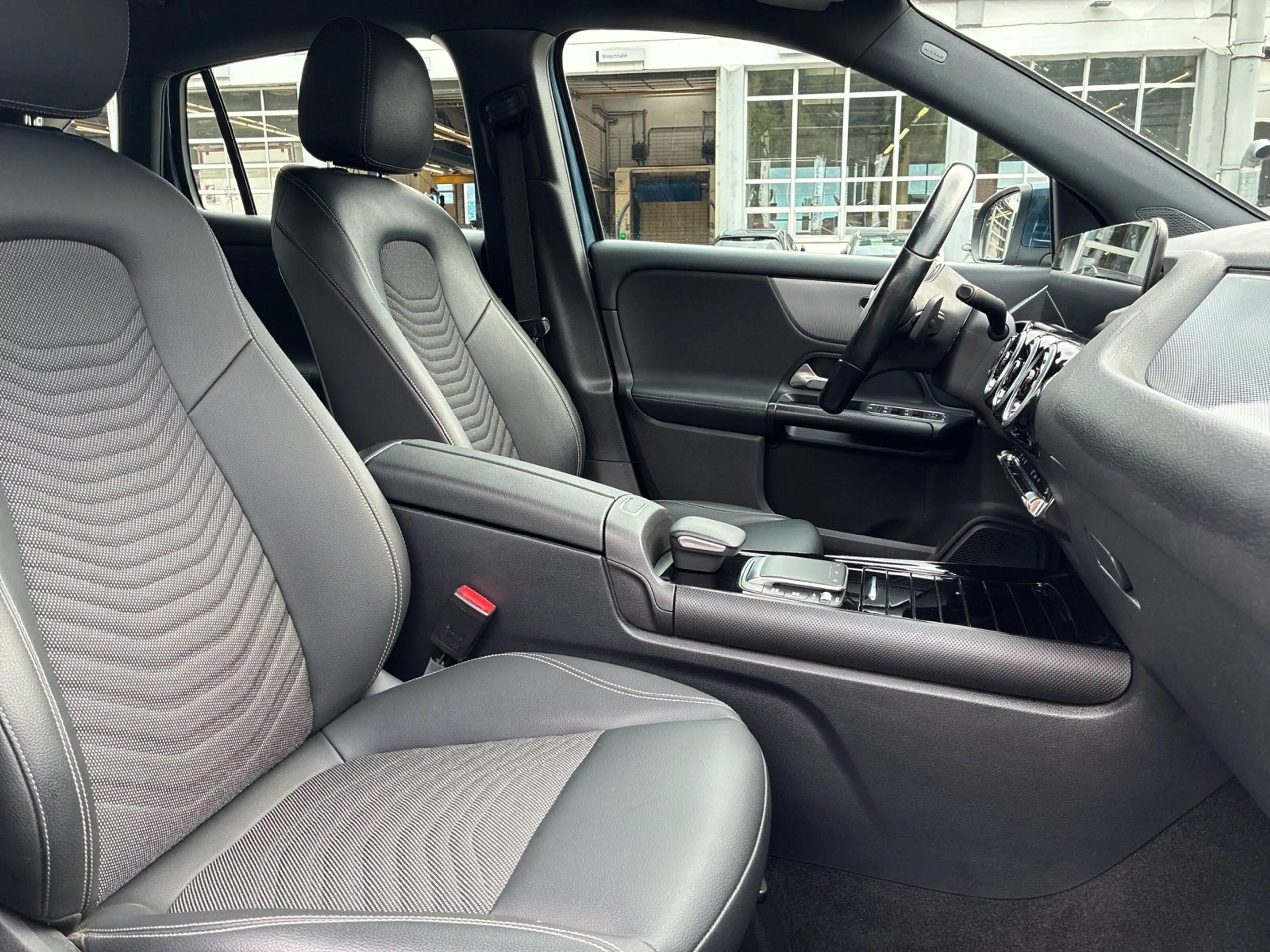 Mercedes-Benz GLA 180 d PTS Cam Navi LED SHZ — photo 16