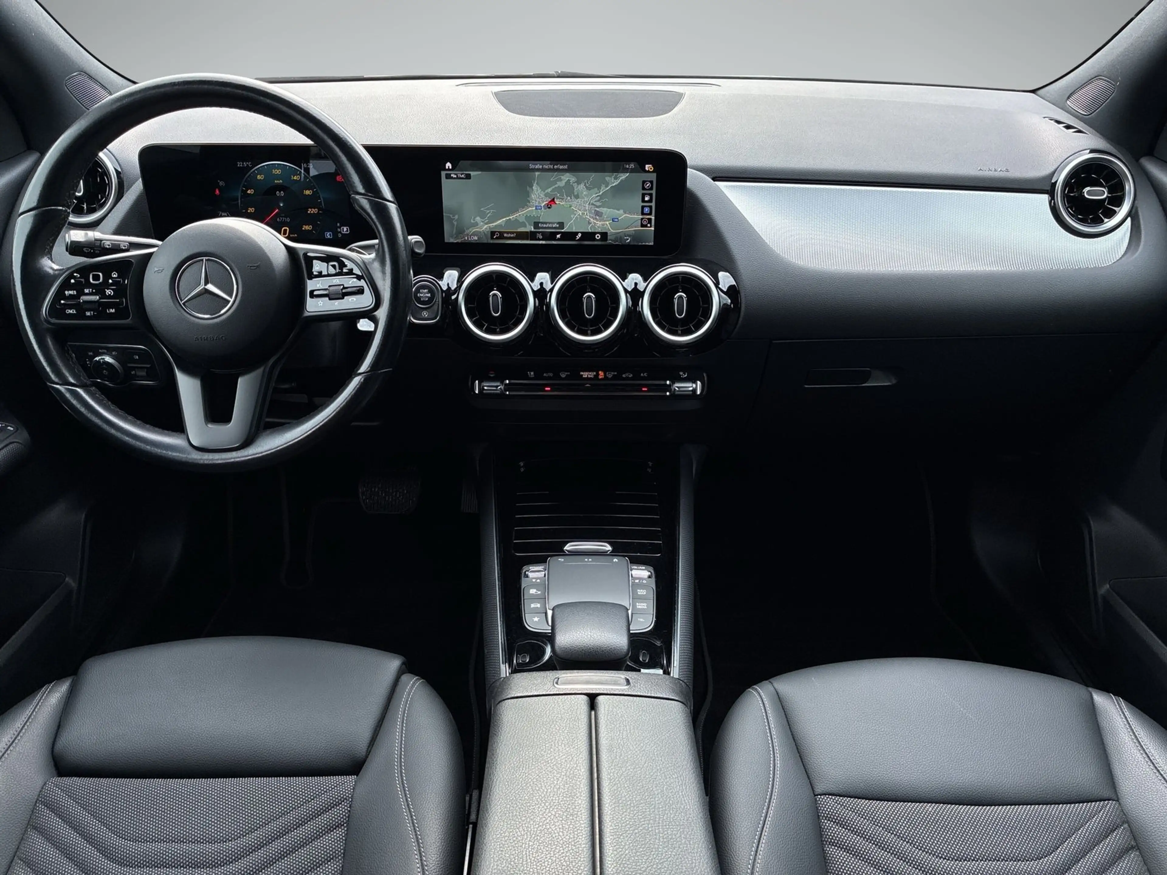 Mercedes-Benz GLA 180 d PTS Cam Navi LED SHZ — photo 8