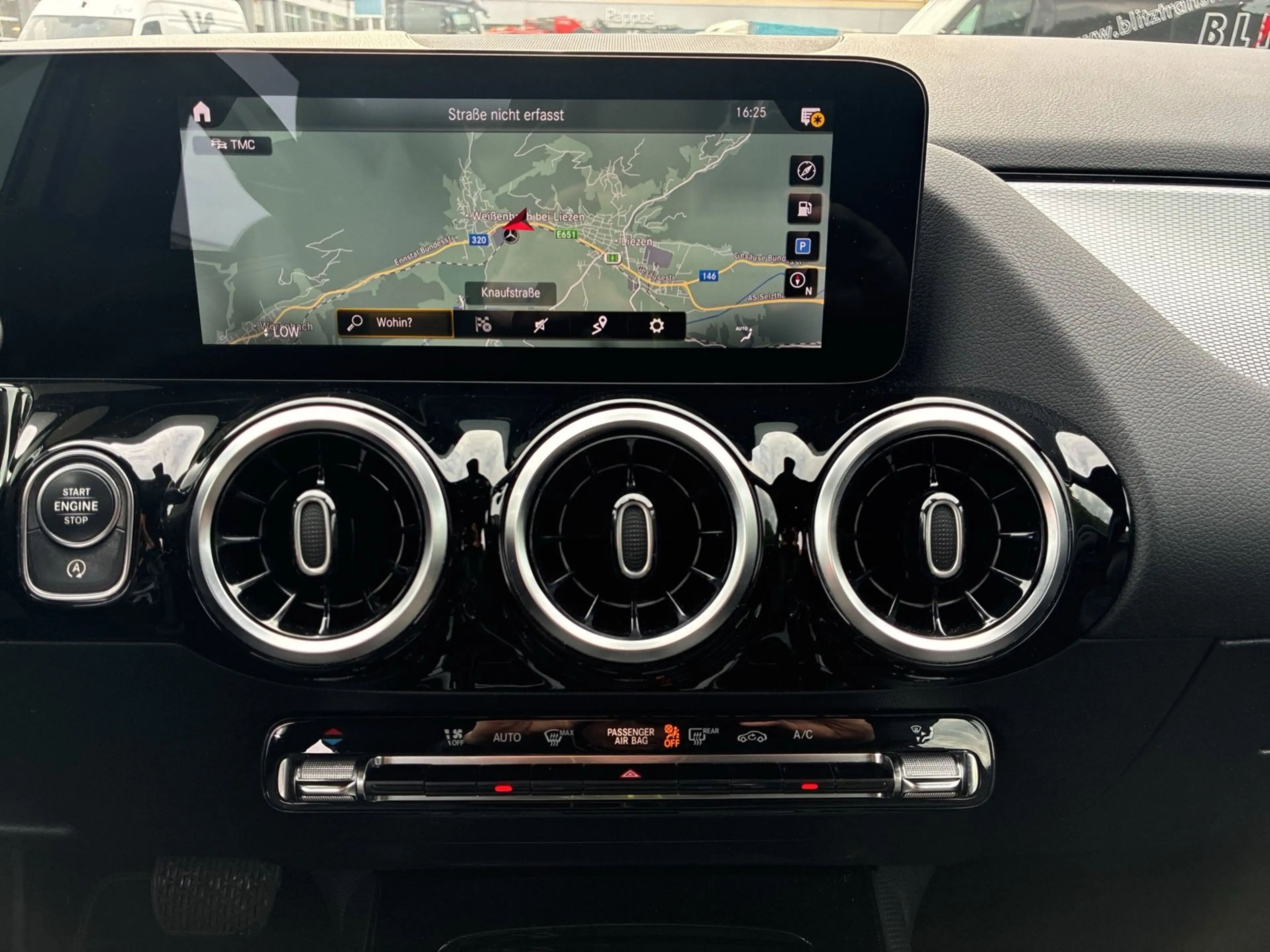 Mercedes-Benz GLA 180 d PTS Cam Navi LED SHZ — photo 10