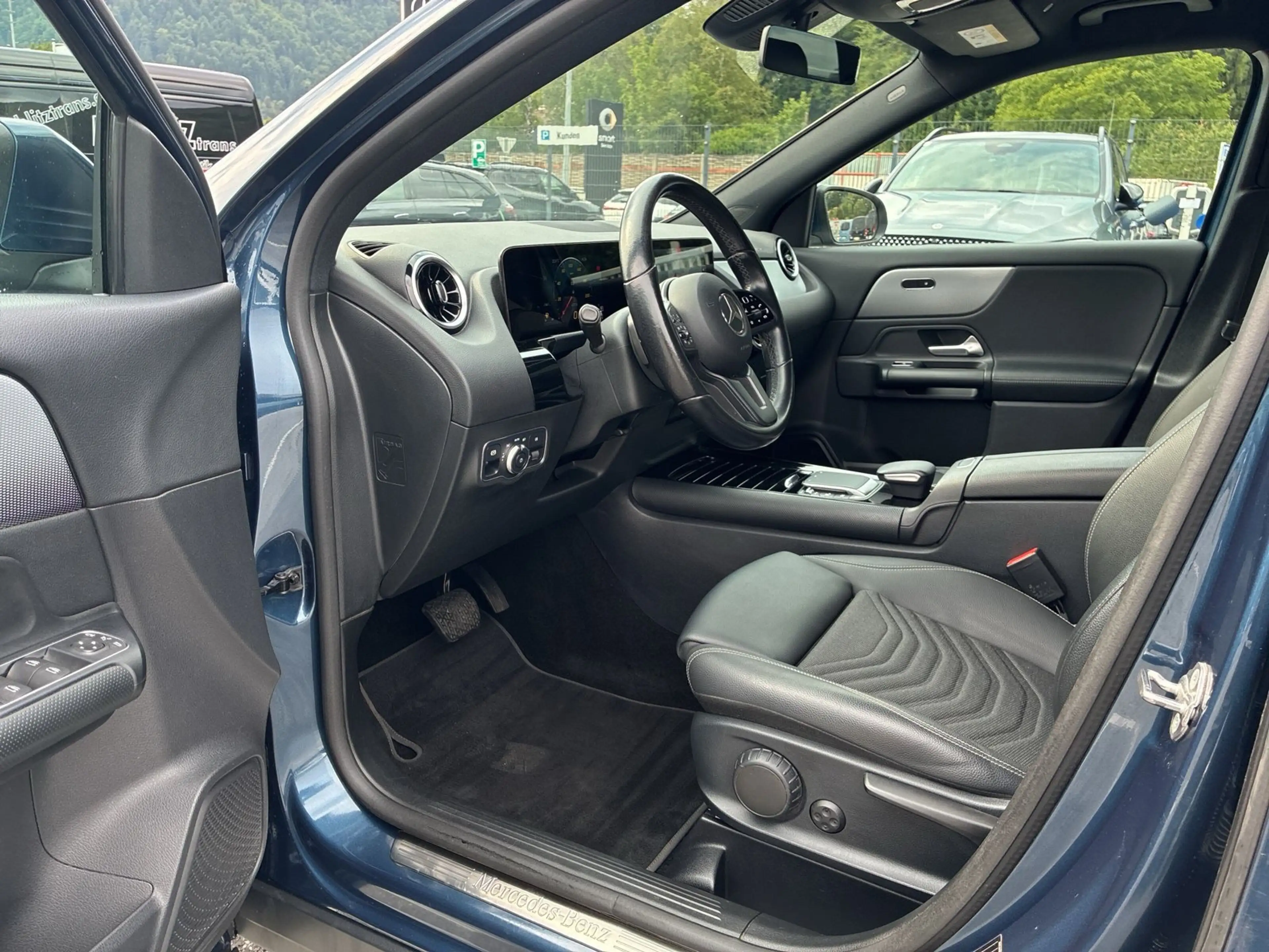 Mercedes-Benz GLA 180 d PTS Cam Navi LED SHZ — photo 12