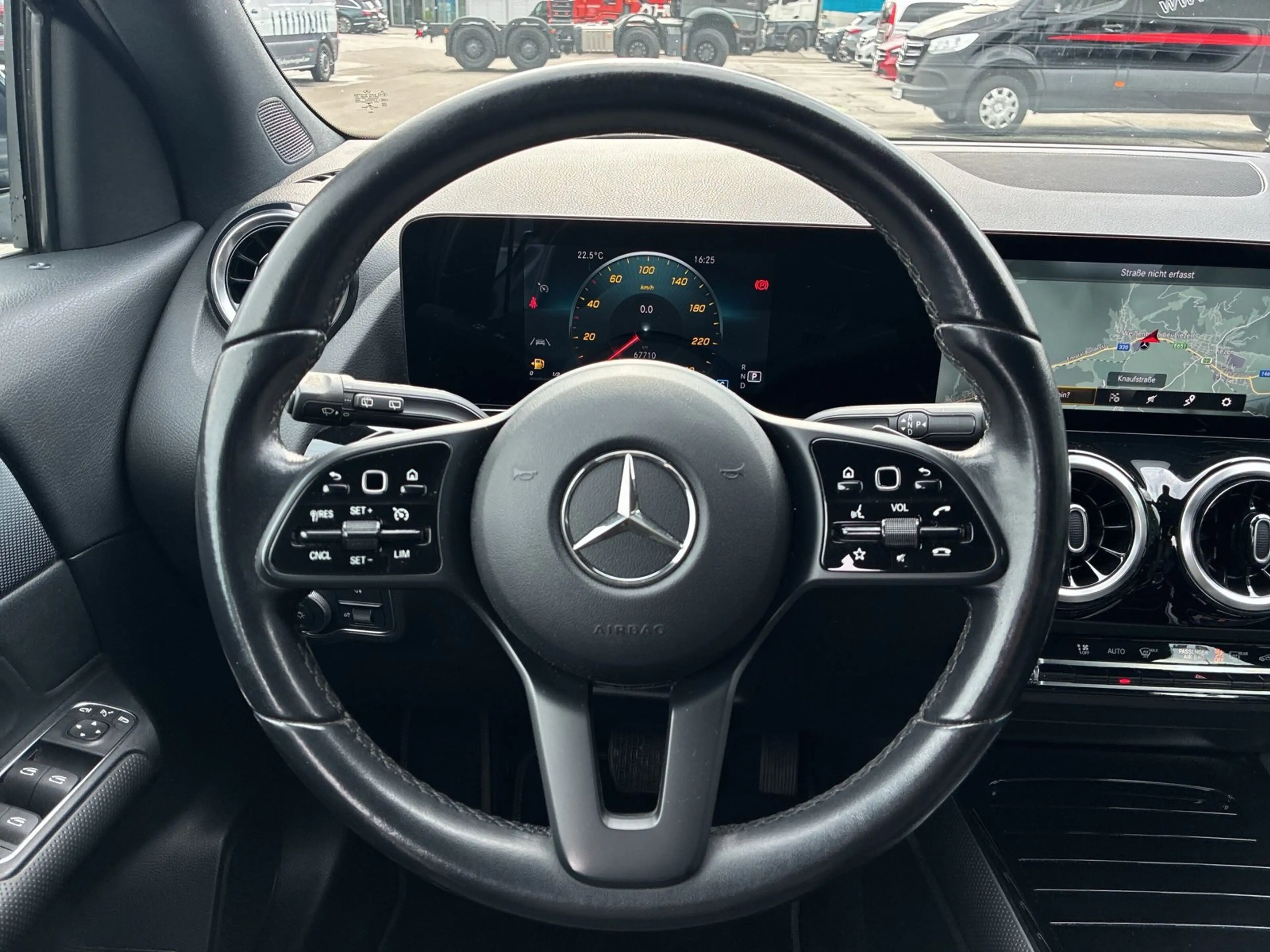 Mercedes-Benz GLA 180 d PTS Cam Navi LED SHZ — photo 9