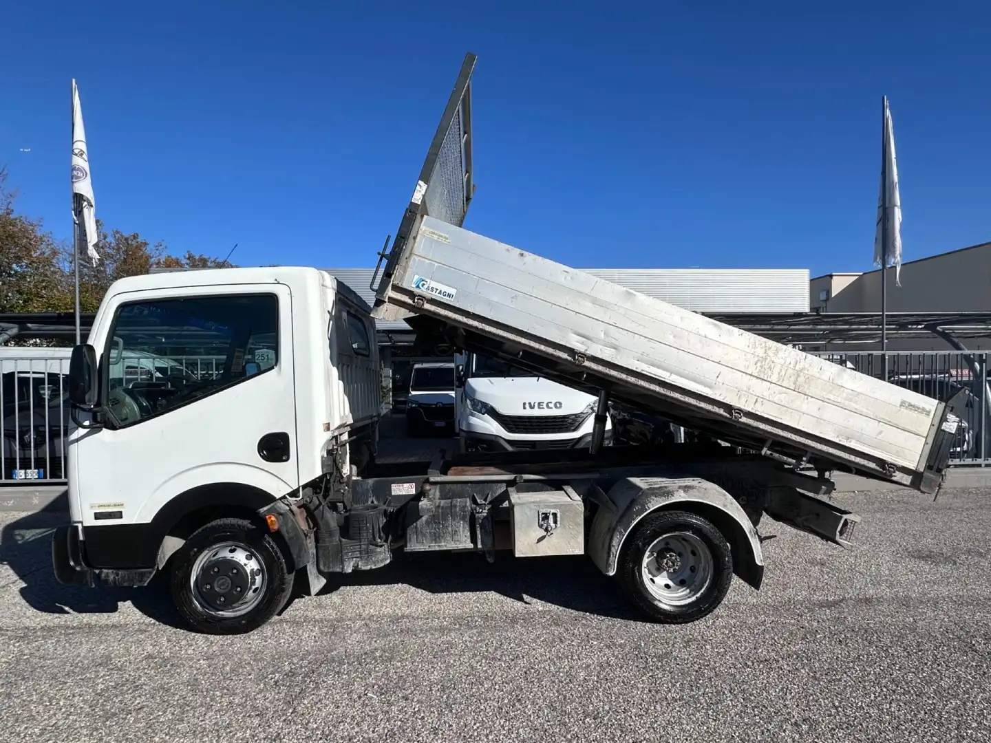 Nissan Cabstar RIBALTABILE 35.13 2.5 TDI 130CV Biały - 1