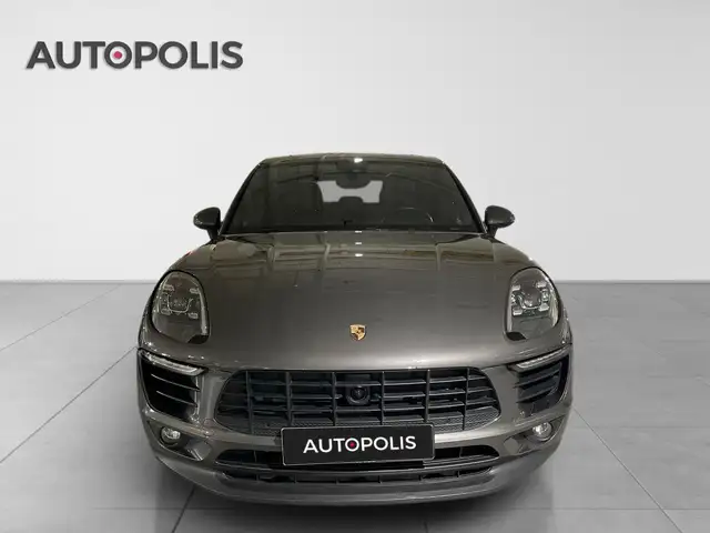 Porsche Macan view 3