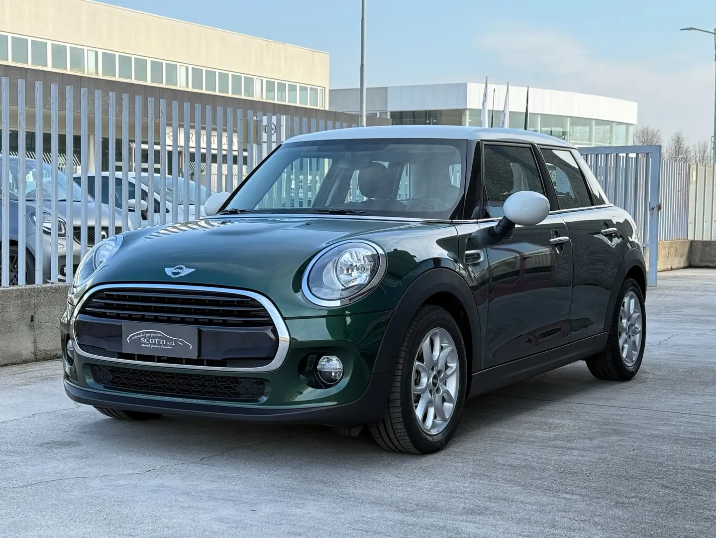 MINI Cooper D 1.5 Hype 5p auto Grün - 1