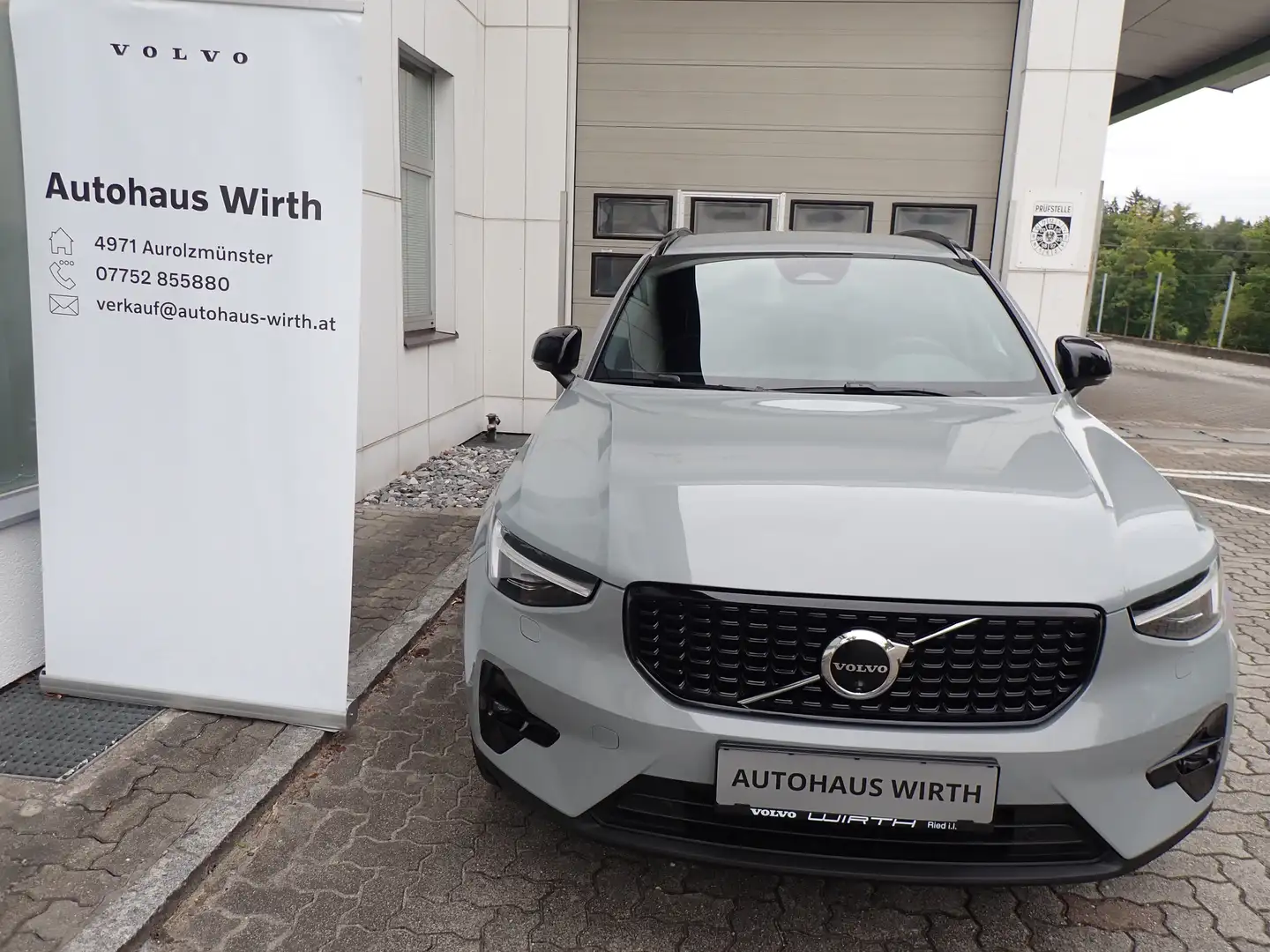 Volvo XC40 B3 Plus Dark Aut. /Pixel-LED/Fahrerass./Connect Grau - 2