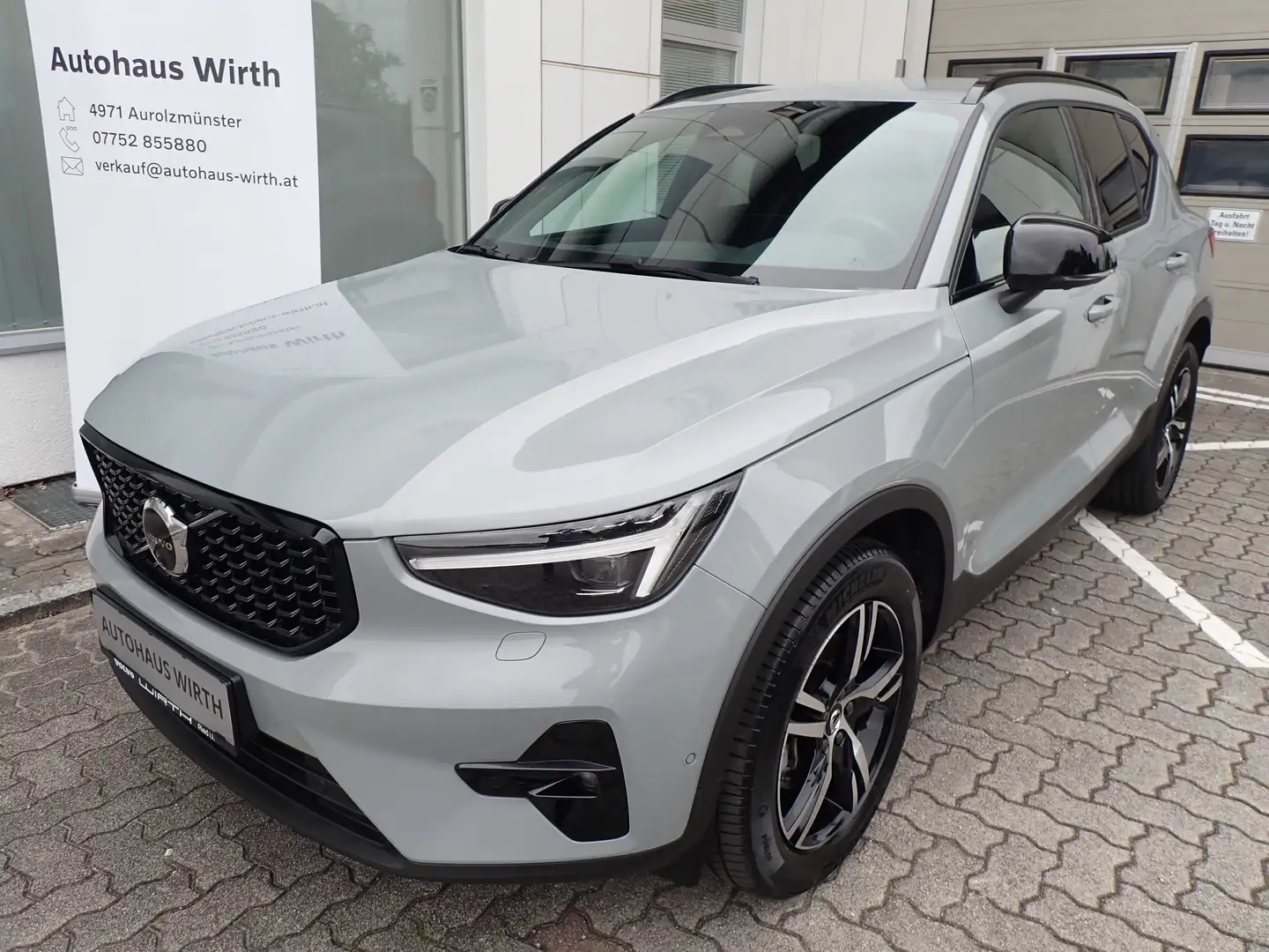 Volvo XC40 B3 Plus Dark Aut. /Pixel-LED/Fahrerass./Connect Grau - 1