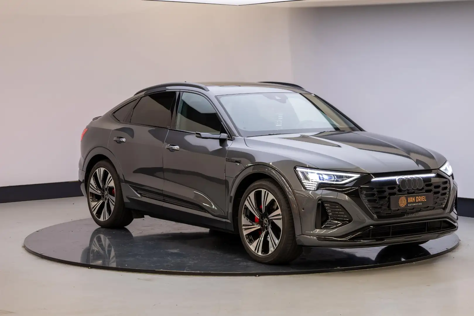Audi Q8 e-tron Sportback 55 quattro S Edition Competition 115 kWh Grijs - 1