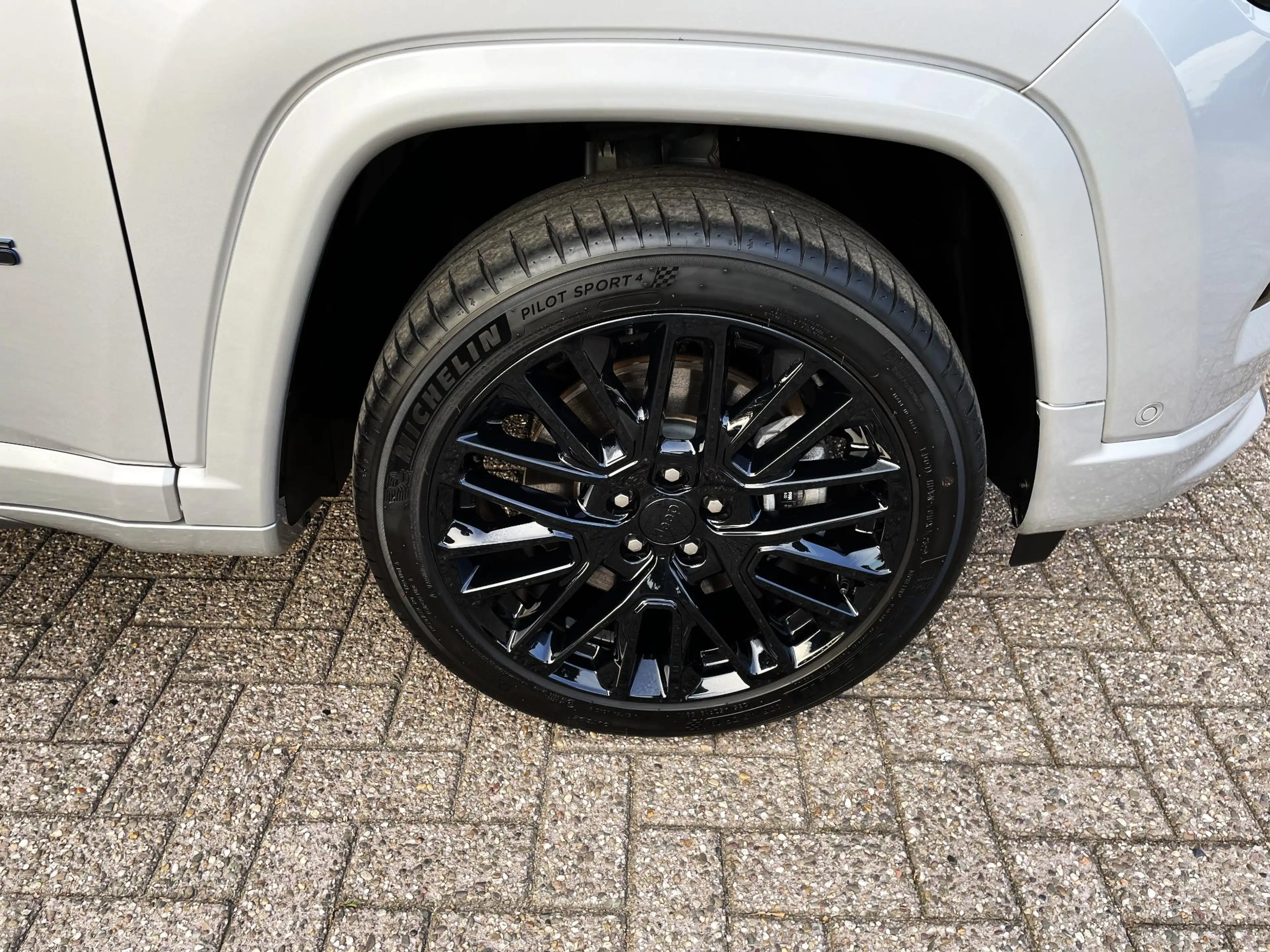 Jeep Compass 4xe 240 Plug-in Hybrid Electric Upland — photo 8