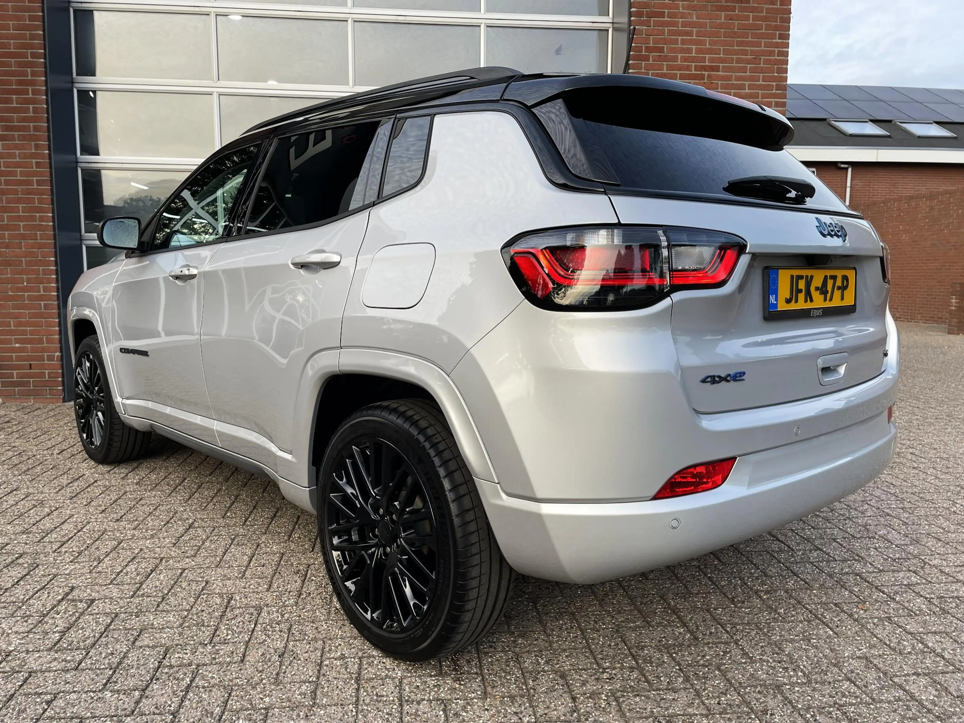 Jeep Compass 4xe 240 Plug-in Hybrid Electric Upland — photo 3