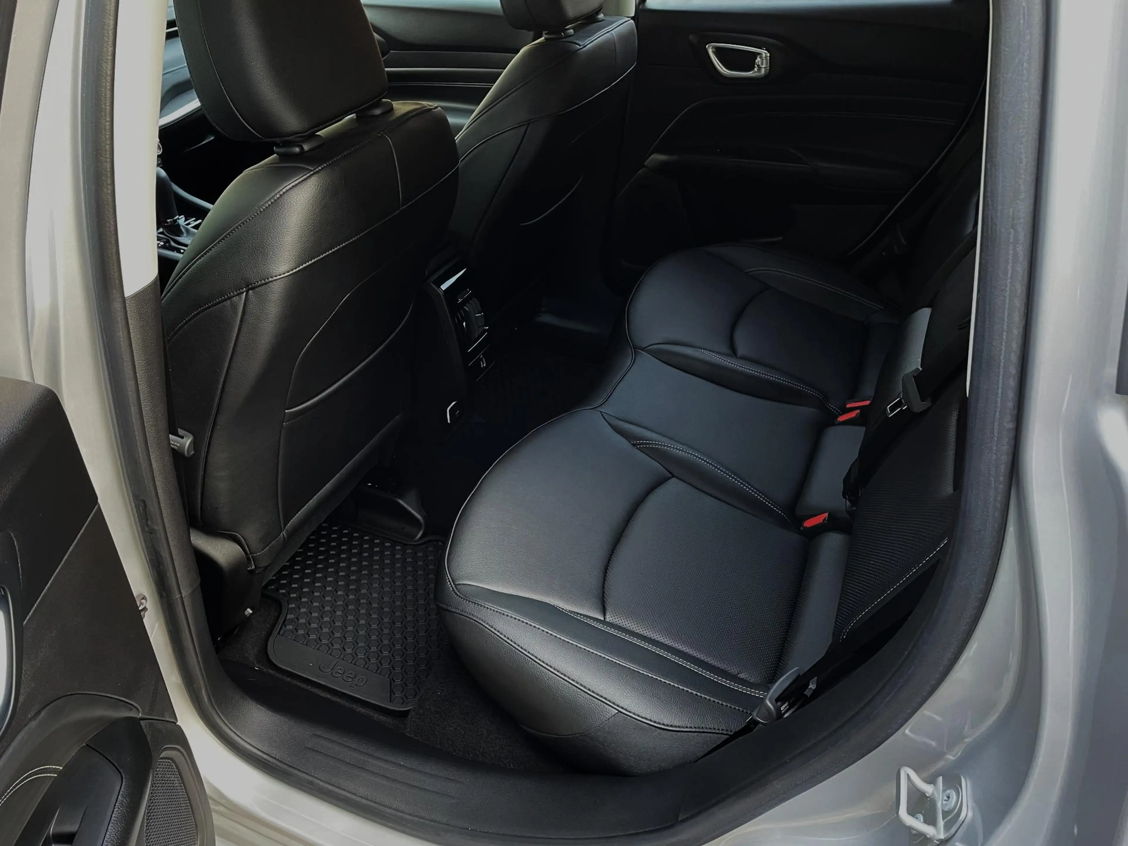Jeep Compass 4xe 240 Plug-in Hybrid Electric Upland — photo 12