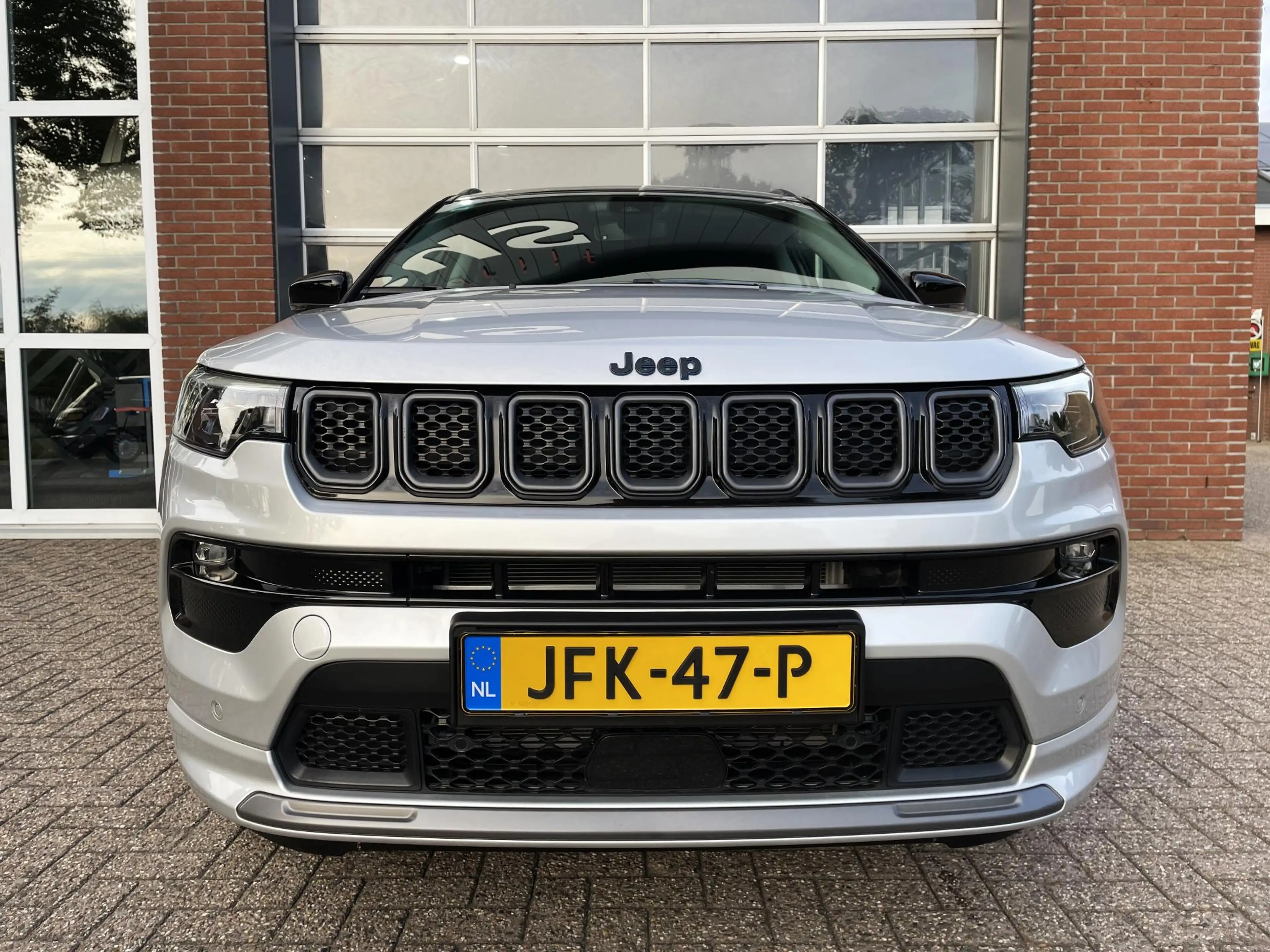 Jeep Compass 4xe 240 Plug-in Hybrid Electric Upland — photo 6