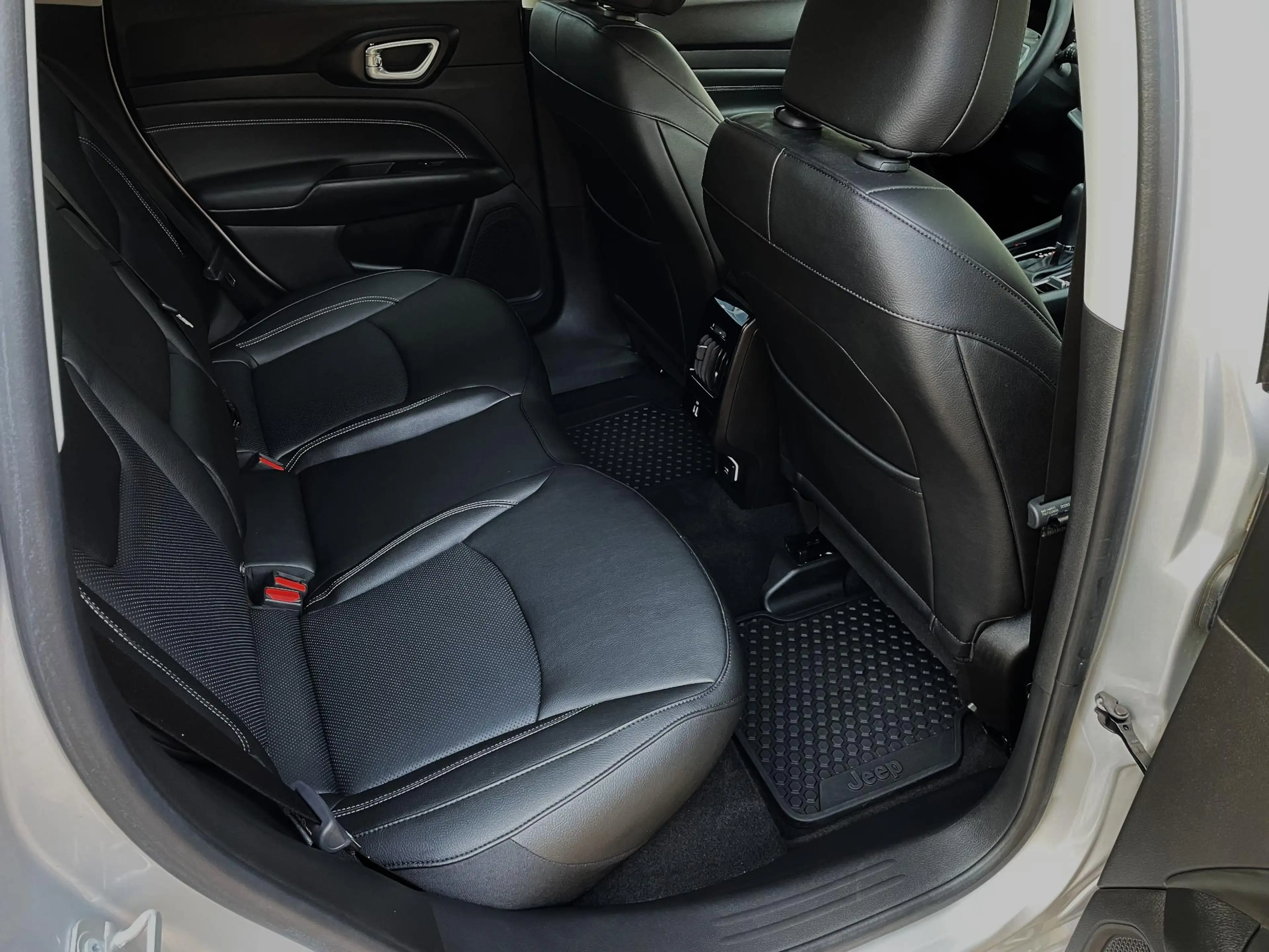 Jeep Compass 4xe 240 Plug-in Hybrid Electric Upland — photo 13