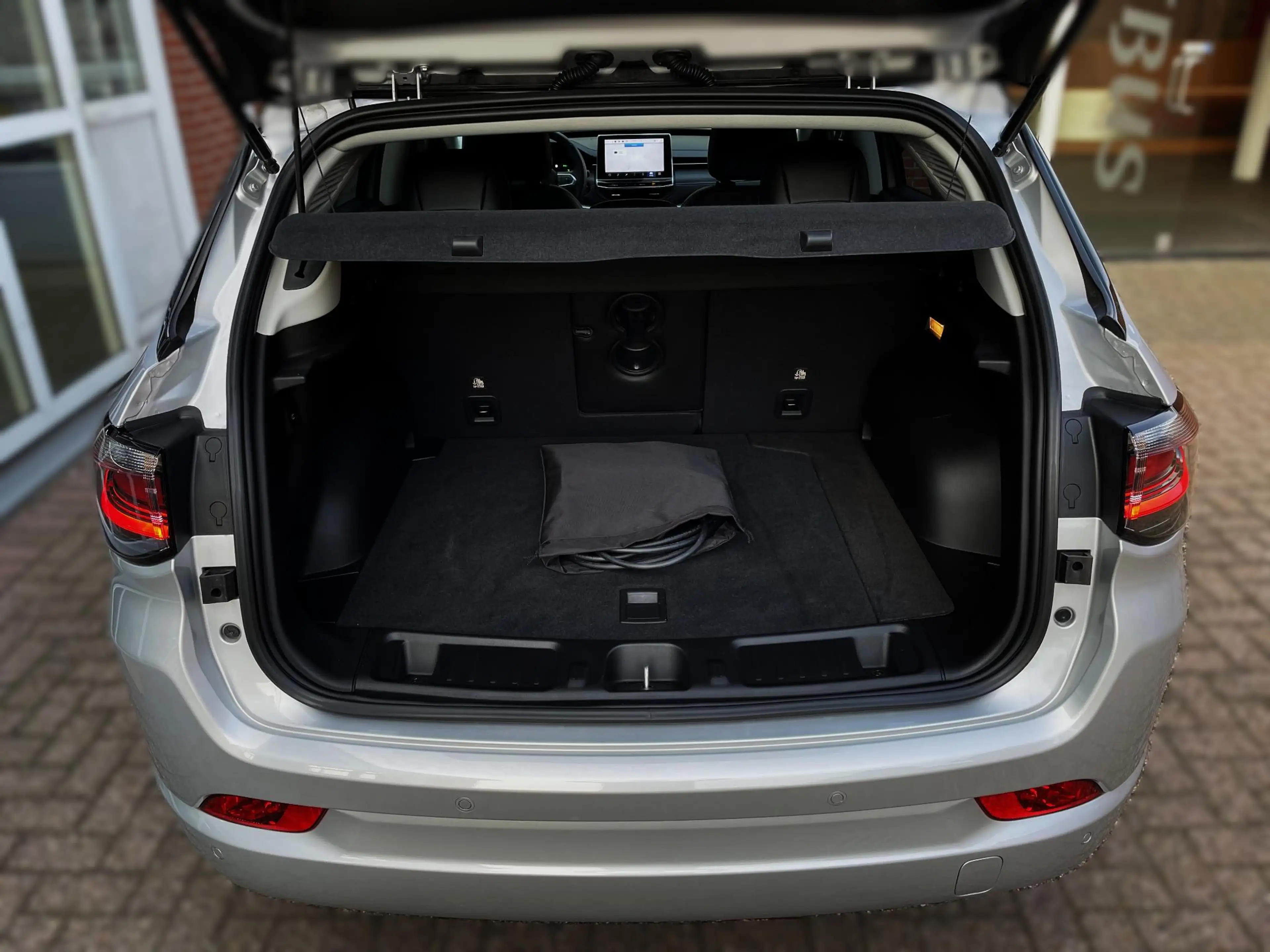 Jeep Compass 4xe 240 Plug-in Hybrid Electric Upland — photo 9