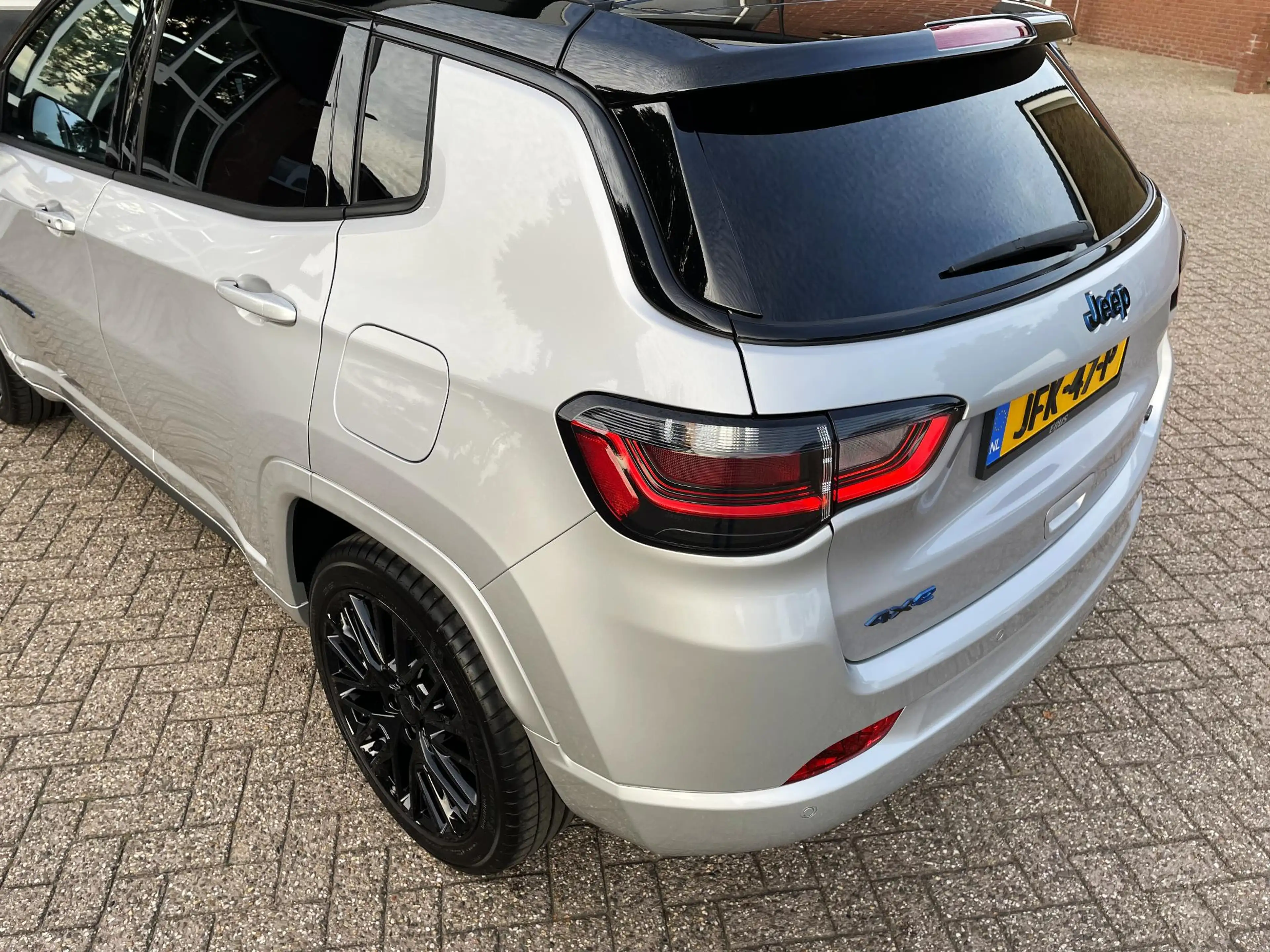 Jeep Compass 4xe 240 Plug-in Hybrid Electric Upland — photo 4