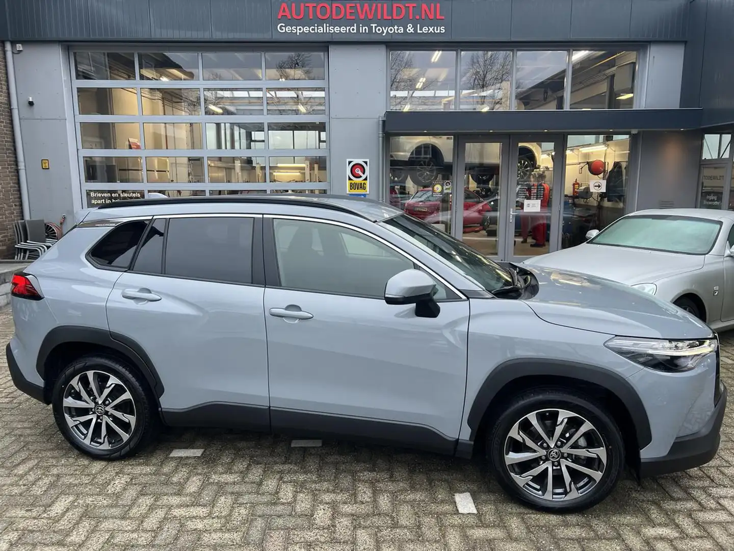 Toyota Corolla Cross 1.8 Hybrid 140 Style A/T + FABRIEKSGARANTIE Grijs - 1