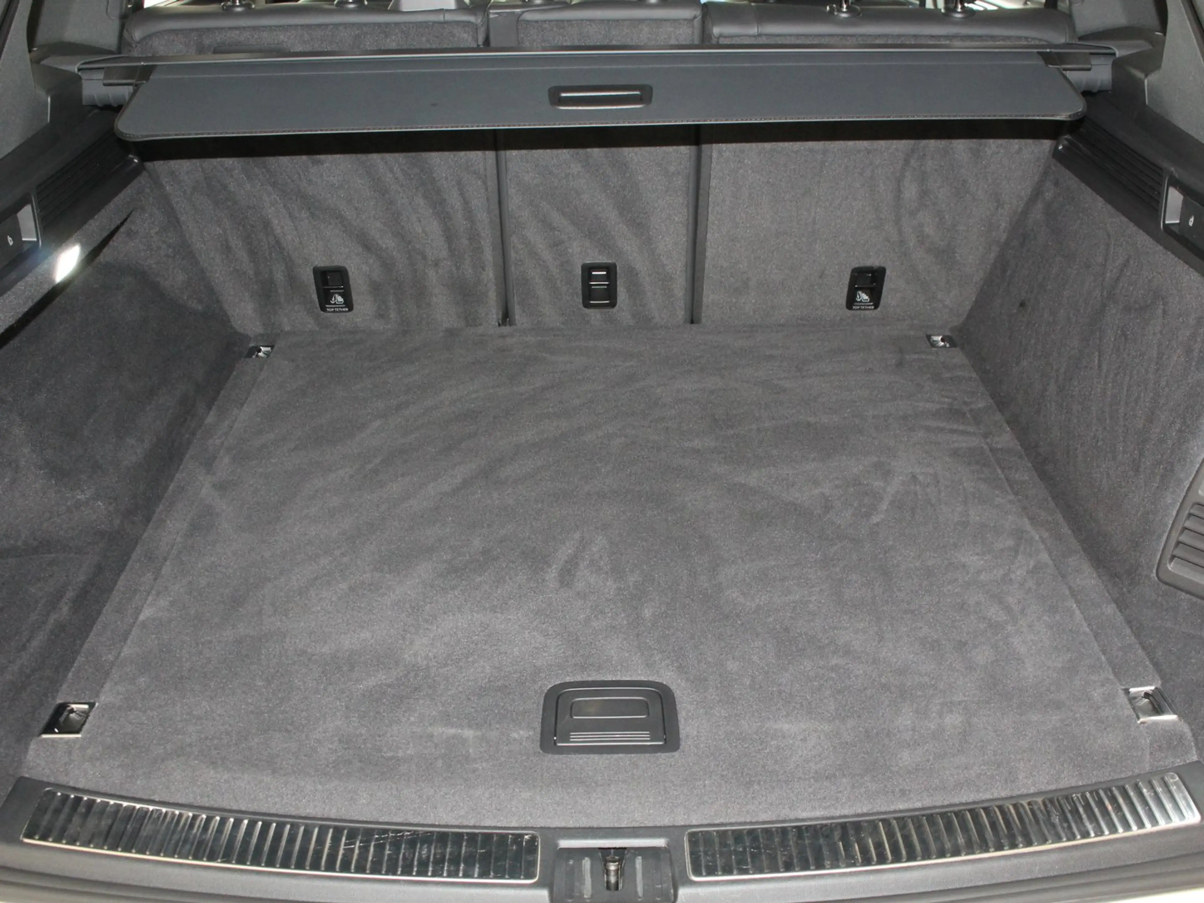Volkswagen Touareg R eHybrid TSI 4MOTION — photo 12