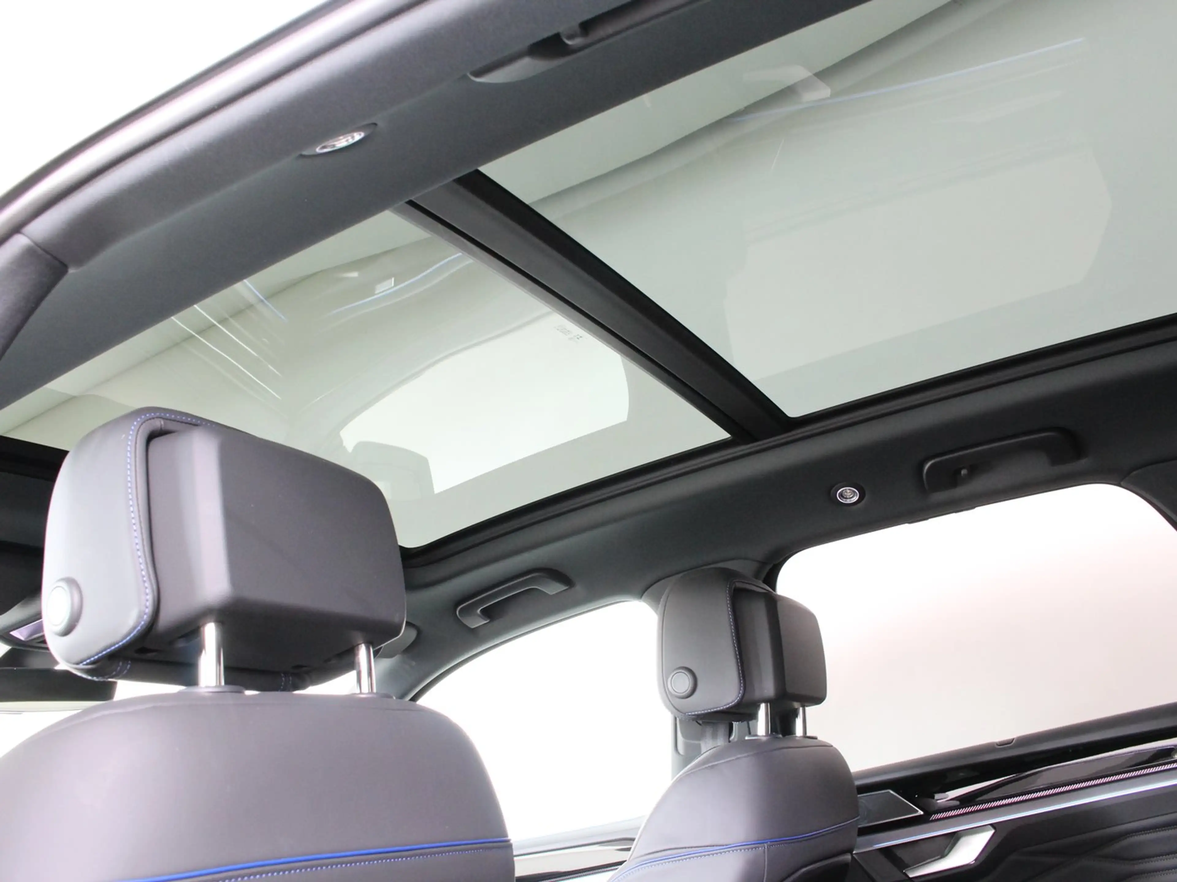 Volkswagen Touareg R eHybrid TSI 4MOTION — photo 8