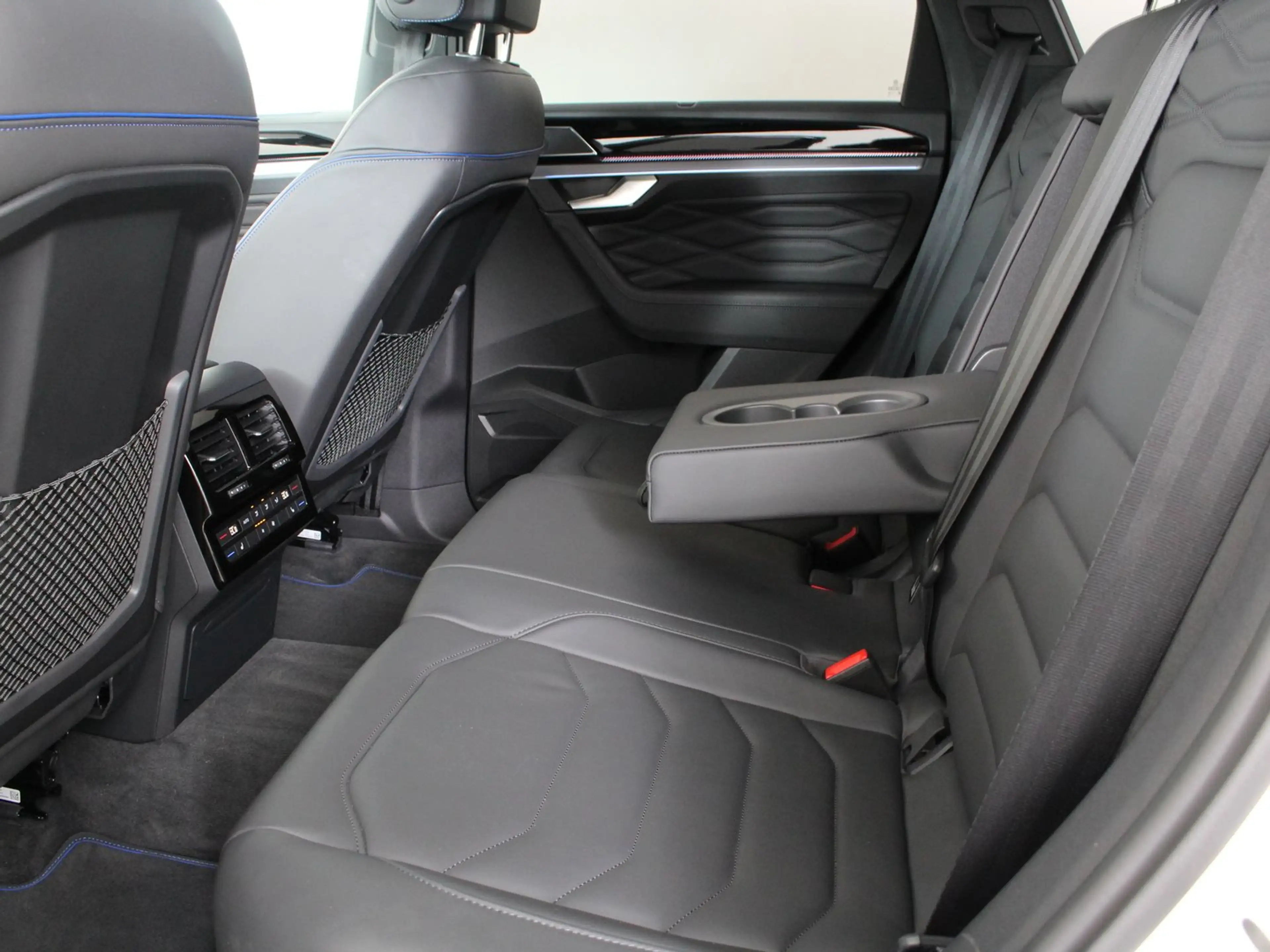 Volkswagen Touareg R eHybrid TSI 4MOTION — photo 7