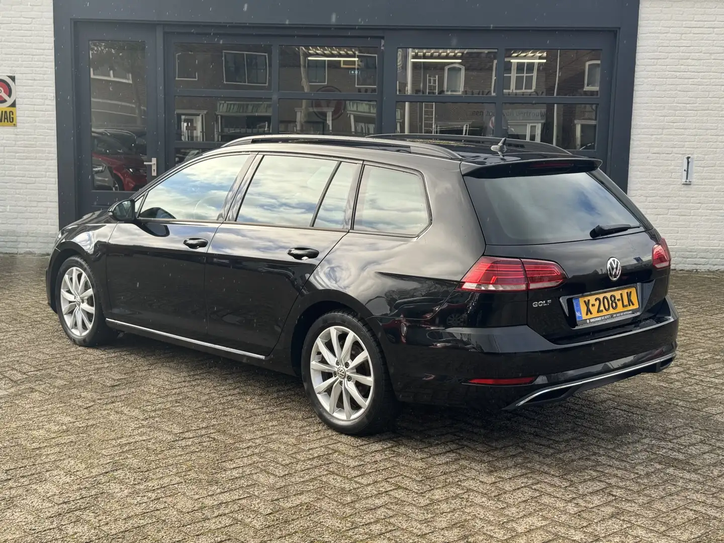 Volkswagen Golf Variant 1.0 TSI Highline - Camera - Stoelverwarming Zwart - 2