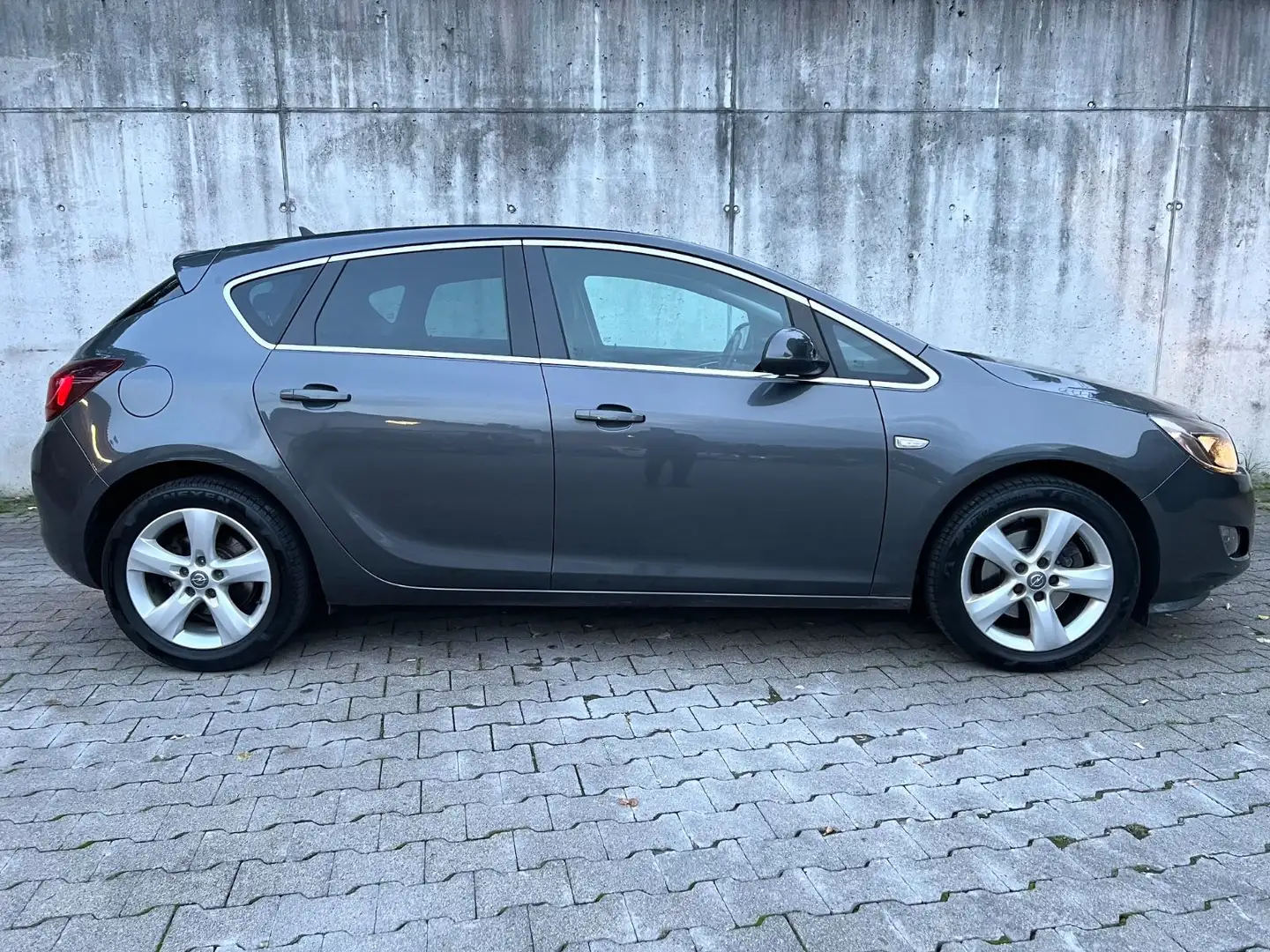 Opel Astra 1.6 Turbo132kW Sport*Leder*Navi*TüvNeu*Shz Grau - 2