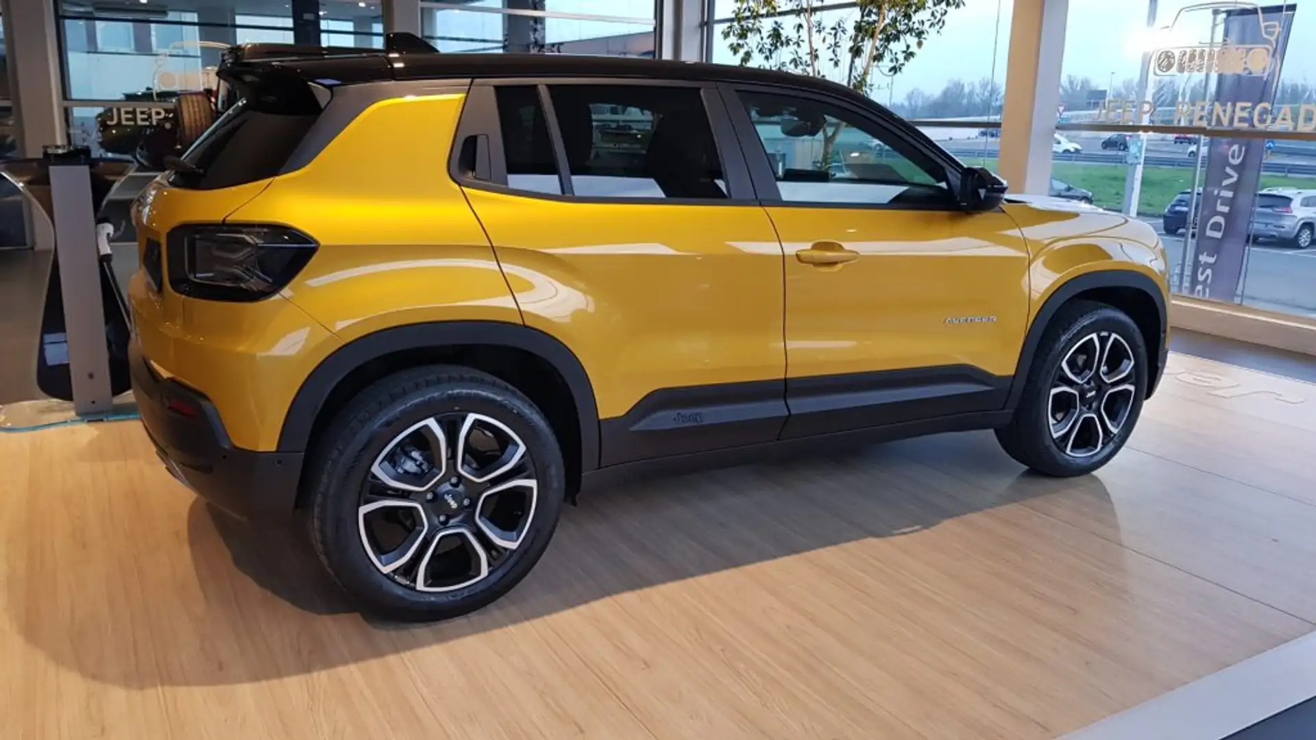Jeep Avenger BEV Summit + Navigatore + Bicolor Giallo - 1
