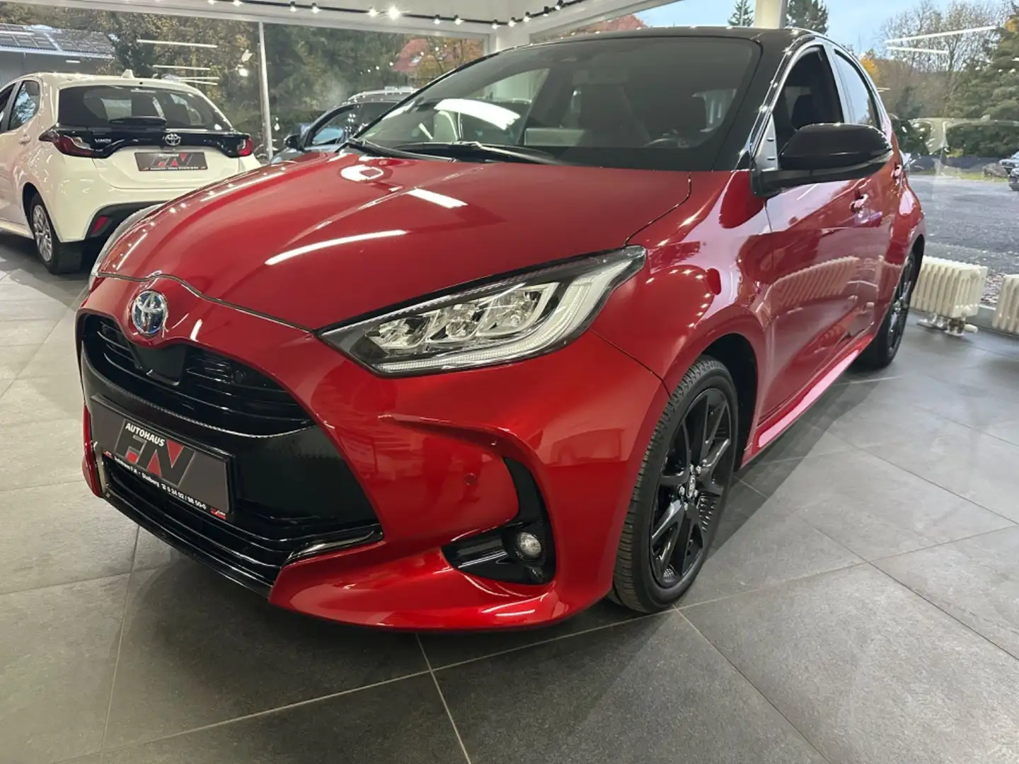 Toyota Yaris Hy Style /HUD/LED/PDC/TW/Pano/CarPlay/SHZ Rot - 2