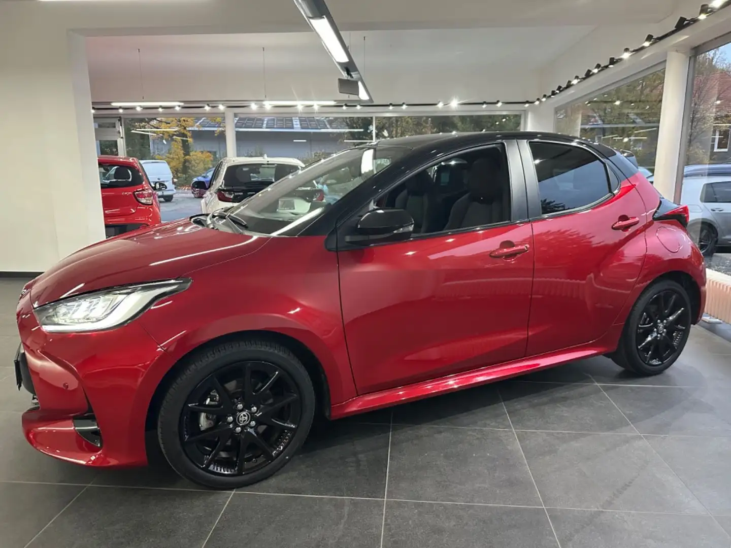 Toyota Yaris Hy Style /HUD/LED/PDC/TW/Pano/CarPlay/SHZ Rot - 1