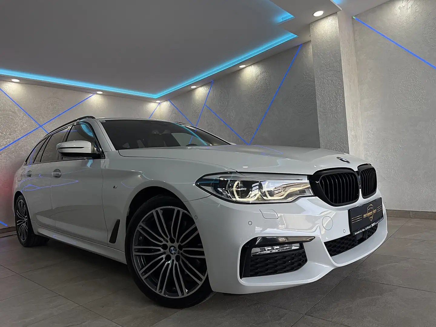 BMW 530 d xDrive Touring Aut.*M-SPORT*HEAD-UP*STDHZ*360... Weiß - 1