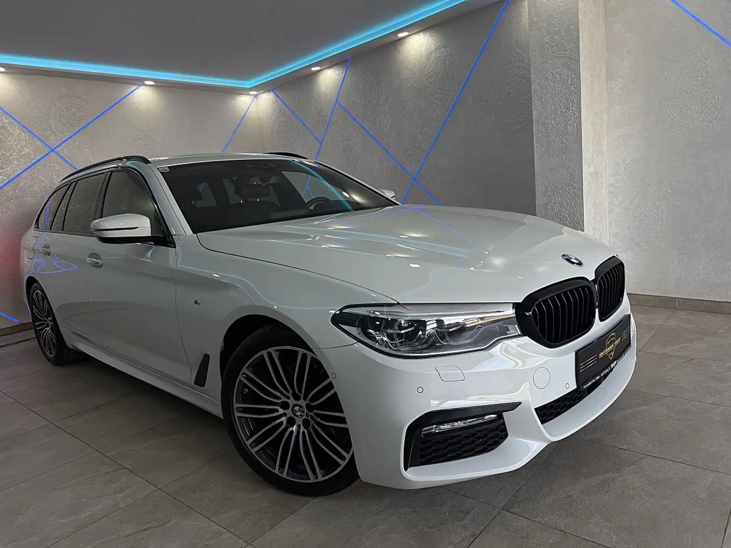 BMW 530 d xDrive Touring Aut.*M-SPORT*HEAD-UP*STDHZ*360... Weiß - 2