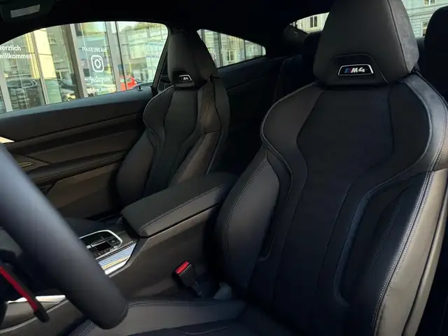 BMW M4 view 3