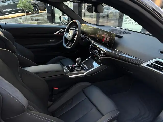 BMW M4 view 4