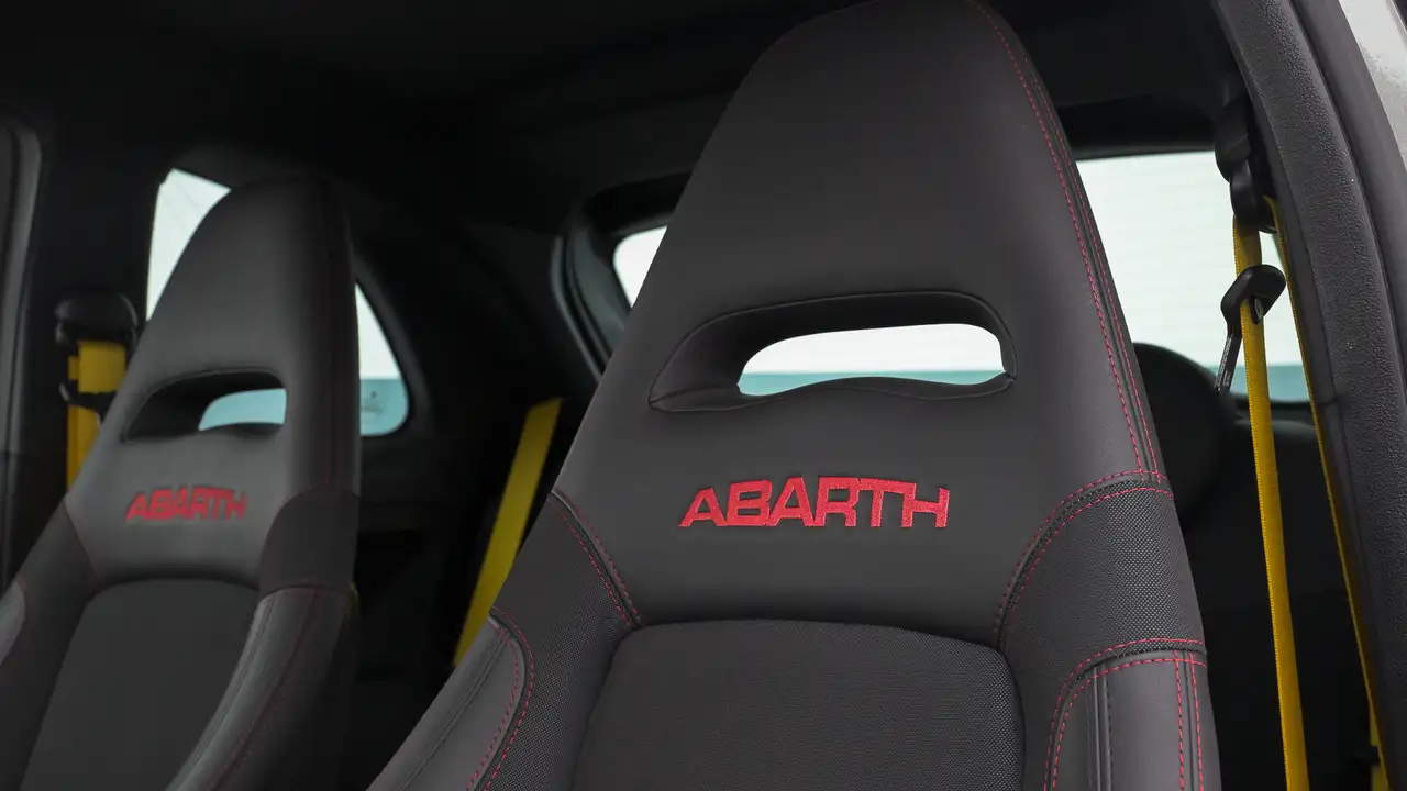 Abarth 695 2024 — фото 15
