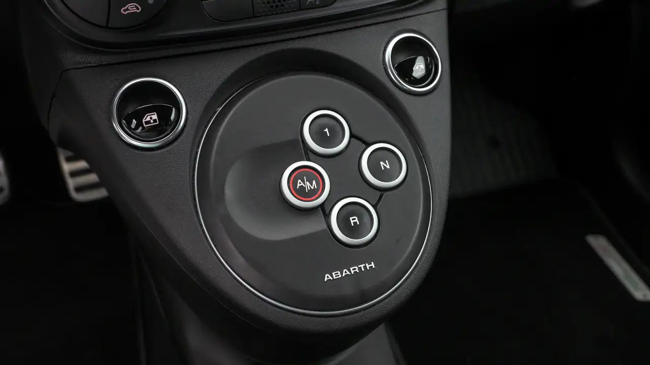Abarth 695 2024 — фото 10