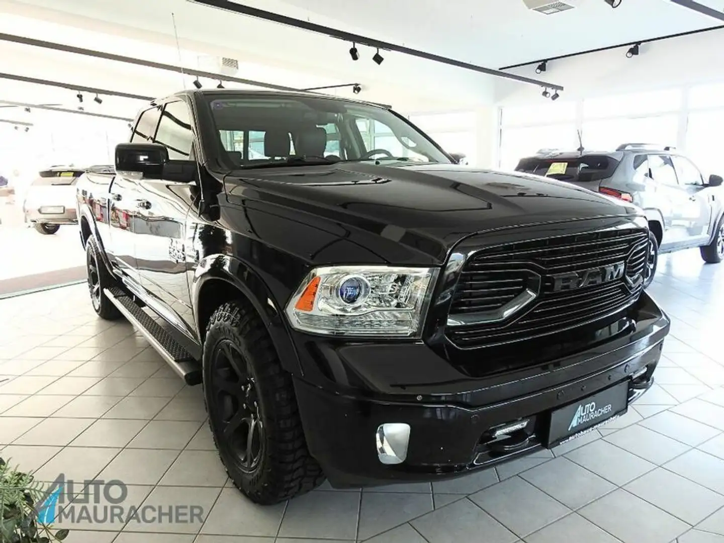 Dodge RAM 1500 Laramie 5,7 HEMI Crew Cab Mid Box Negro - 2