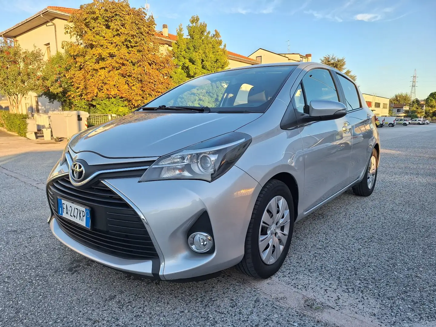 Toyota Yaris Yaris III 2015 5p 1.4 d-4d Active Silber - 1