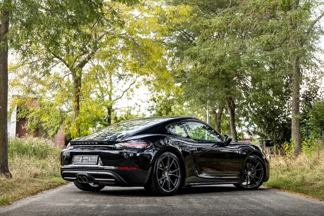 Porsche Cayman view 22
