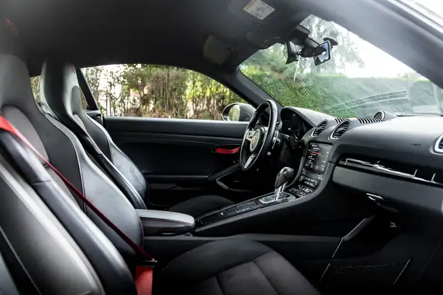 Porsche Cayman view 17